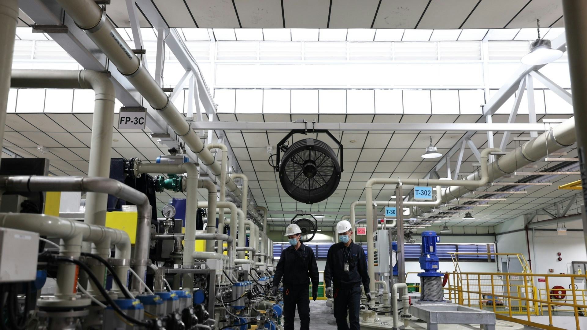 In maart opende de recycling gigant in Singapore een moderne fabriek voor recycling van lithium batterijen uit elektrische voertuigen. In de haven van Rotterdam opent de recycling gigant volgend jaar eenzelfde fabriek.