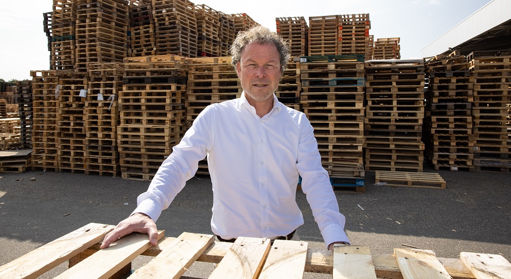 Frank Bennemeer ziet het opkopen en hergebruiken van pallets als een prachtig systeem.