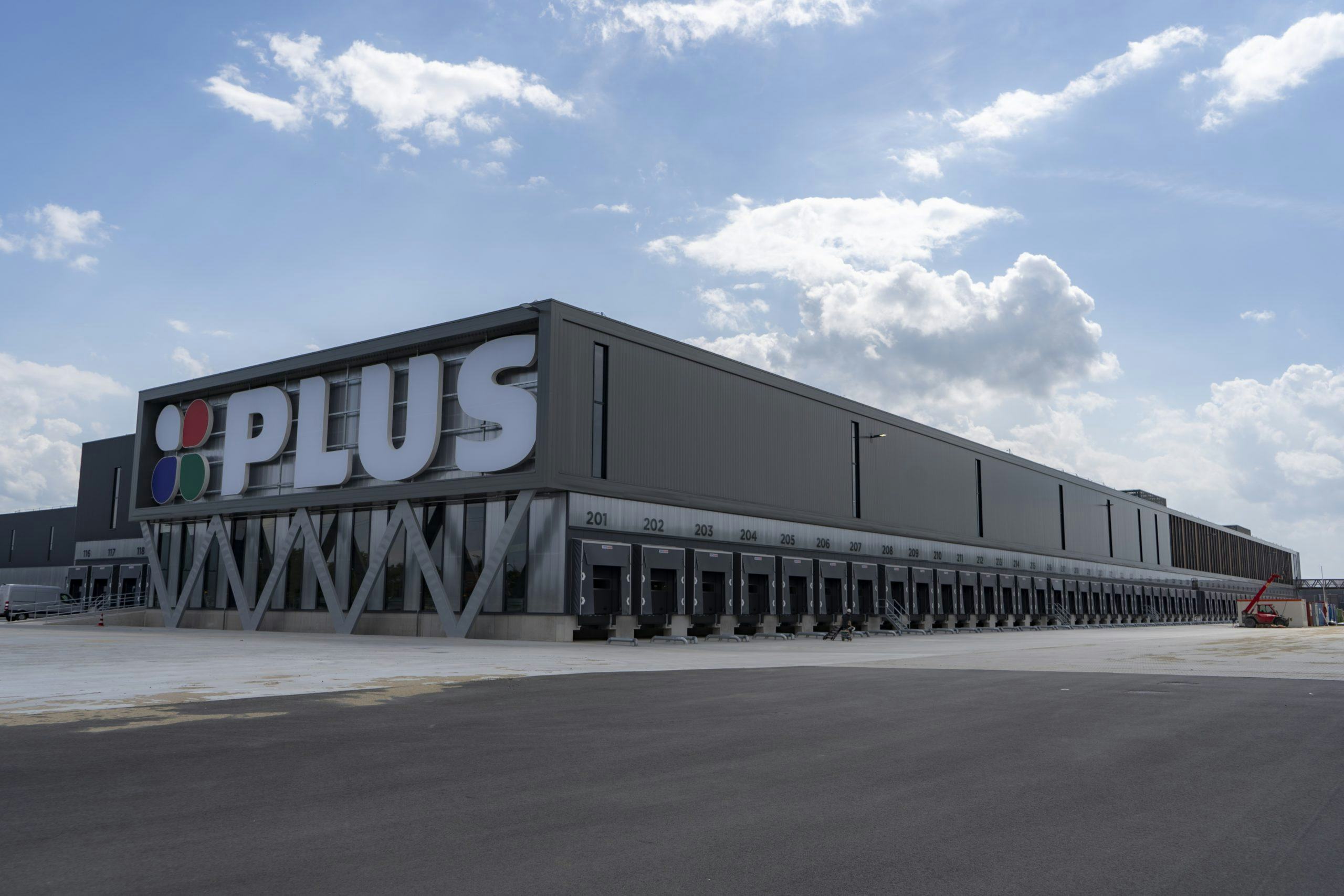 Het distributiecentrum van supermarktketen Plus in Oss.