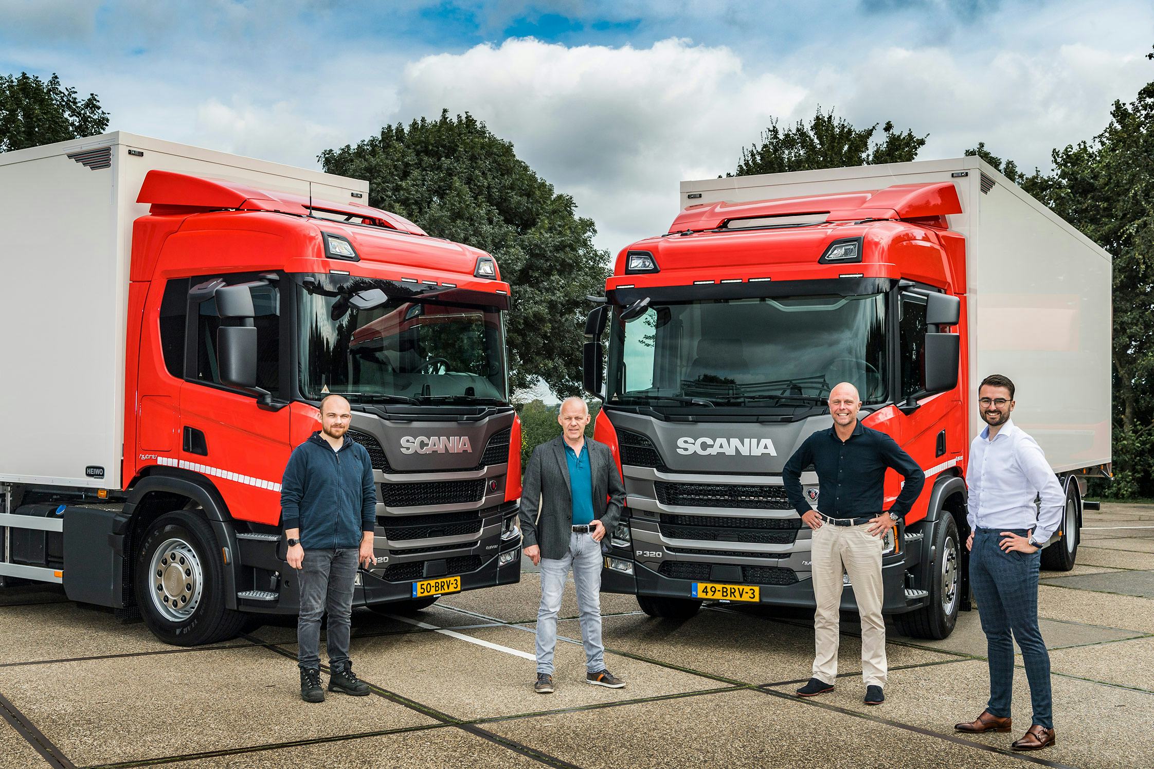 V.l.n.r: Tim Jooren, Directeur Jan Jooren, Scania Fleet Sales manager Johan Nagtegaal en Scania Commercial Advisor E-mobility Jerry Broertjes. Foto: Scania