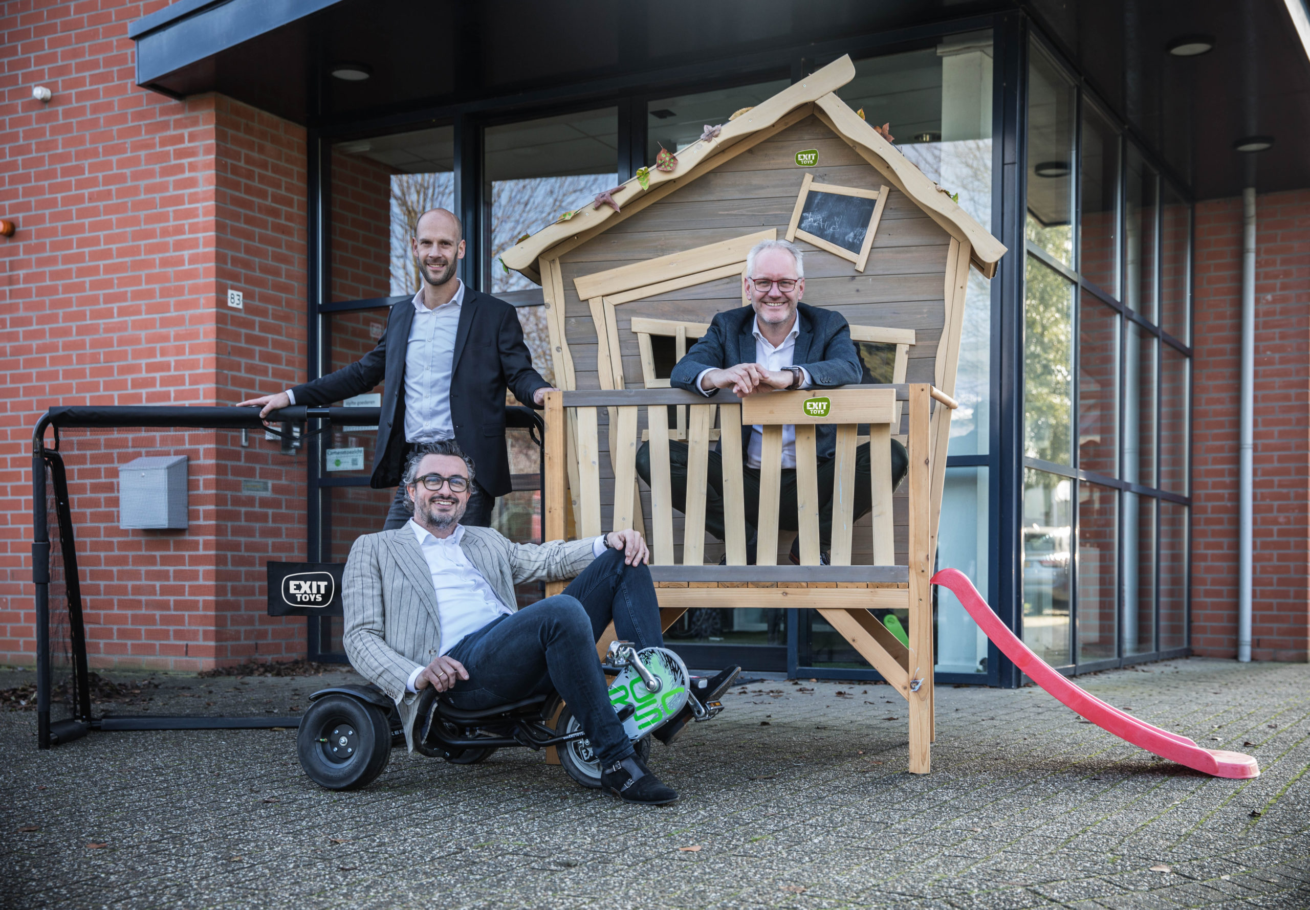 Stijn Driever (staand), Leopold van Os (zittend) en Marcel Dijk (in het huisje), foto: Exit Toys