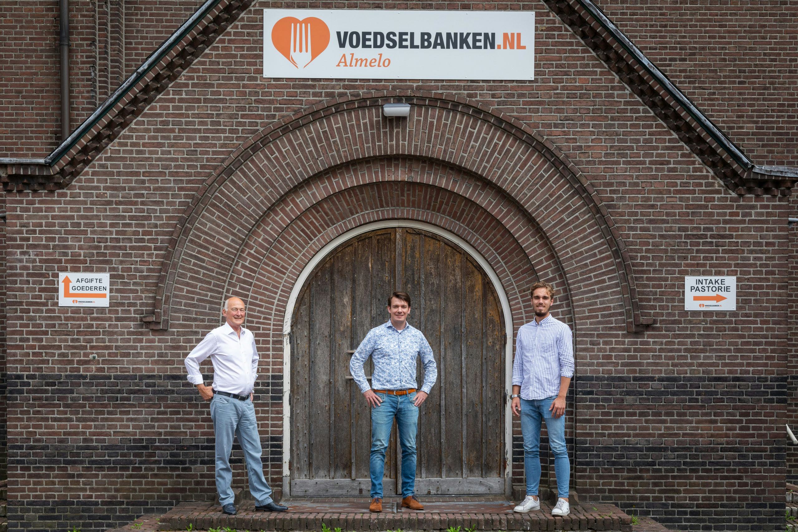 Henny Ganseman, Sebastian Piest en Wessel Rienstra bij Voedselbank Almelo. Foto: Joris Telders