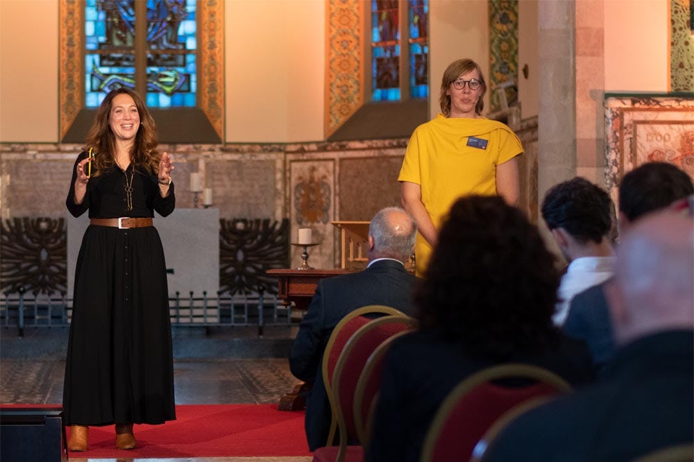 Suzanne Debrichy (PostNL, links) en Lieke van Beek (H&M) tijdens het Prikkel je Brein event.