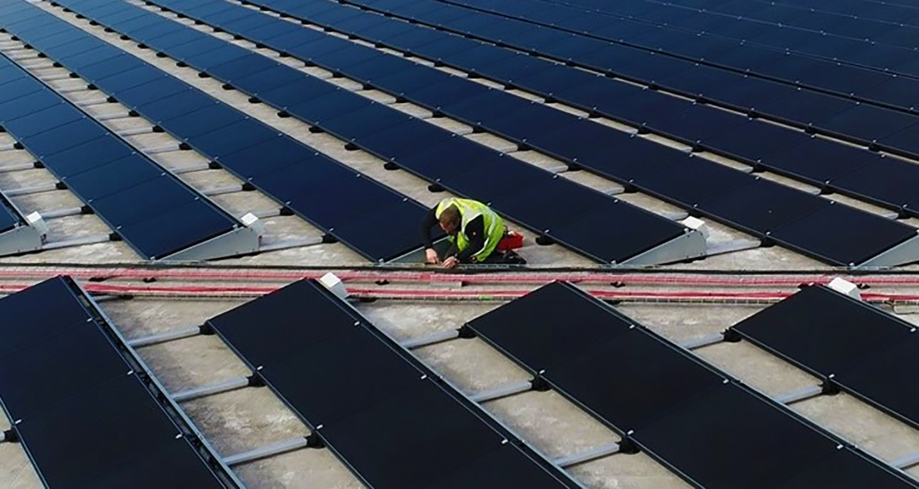 Zonnepanelen op logistiek vastgoed. 