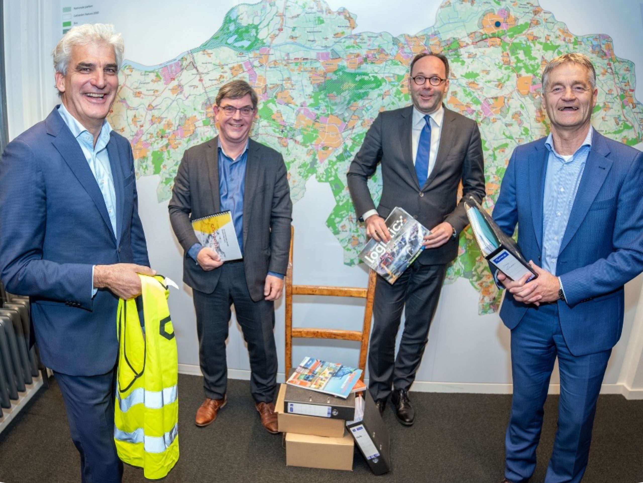 Van links naar rechts: Frank Verhoeven (voorzitter Logistieke Agenda Brabant en ceo Vos Logistics), Albert Veenstra (voormalig directeur TKI-Dinalog), Martijn van Gruijthuijsen (Gedeputeerde provincie Noord-Brabant) en Leo Kemps (directeur Logistics Community Brabant).