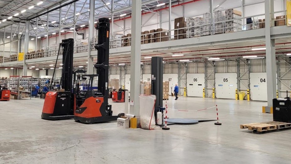 Om de e-commerce groei van retailklanten te kunnen bijbenen heeft Geodis recent in Almere extra magazijnruimte in gebruik genomen van 17.000 vierkante meter. Binnenkort volgt er volgens de logistiek dienstverlener nog een nieuw magazijn van 9.000 vierkante meter in Venlo.