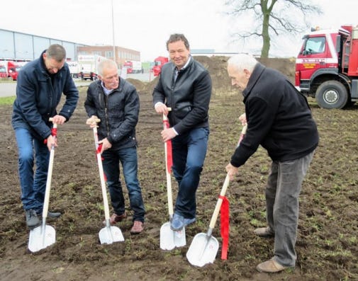 Jo Tielbeke zette in 2016 symbolisch de schop in de grond bij de uitbreiding in Lemelerveld, samen met Jos Heitbrink, Robert Tielbeke en Ernst-Jan Dorgelo.