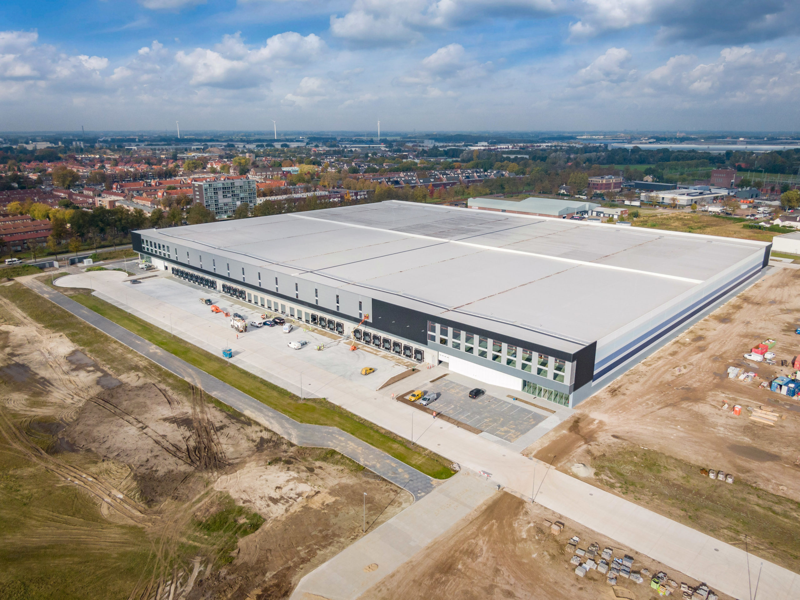 Lidl is de nieuwe huurder van het megadistributiecentrum Campus A58 in Roosendaal waarvan de eerste fase eind vorig jaar werd opgeleverd door ontwikkelaar Logistics Capital Partners (LCP). Omwonenden verzetten zich de afgelopen jaren  tevergeefs tegen de komst dit DC. Noord-Brabant wil met nieuwe regelgeving de vestiging van nieuwe mega-distributiecentra in de provincie aan banden leggen.