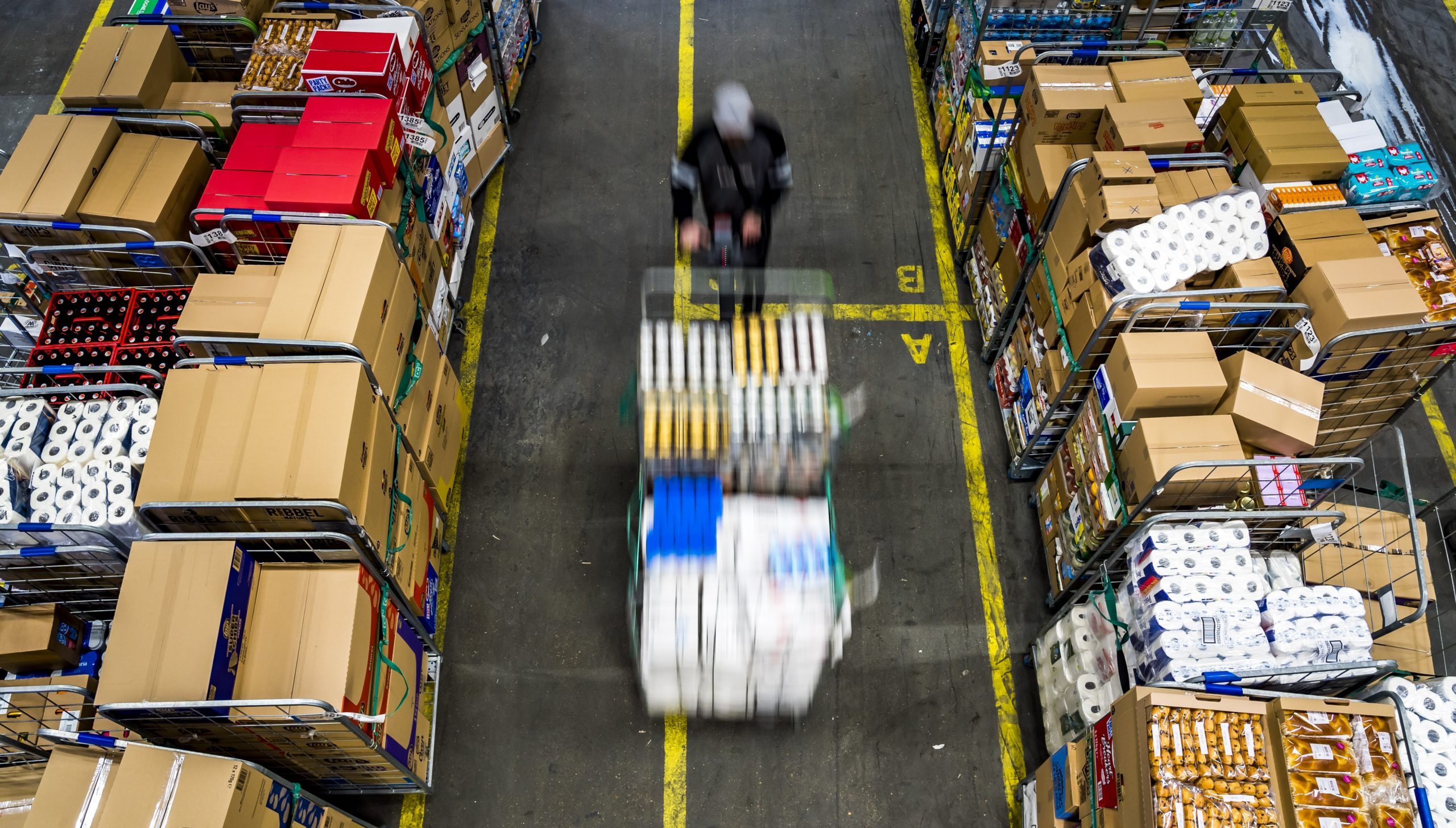 ZAANDAM - Een distributiecentrum van Albert Heijn draait op volle toeren. Er wordt hard gewerkt om de schappen in de supermarkten goed gevuld te houden. Consumenten slaan extra in wegens het coronavirus. 
ANP LEX VAN LIESHOUT