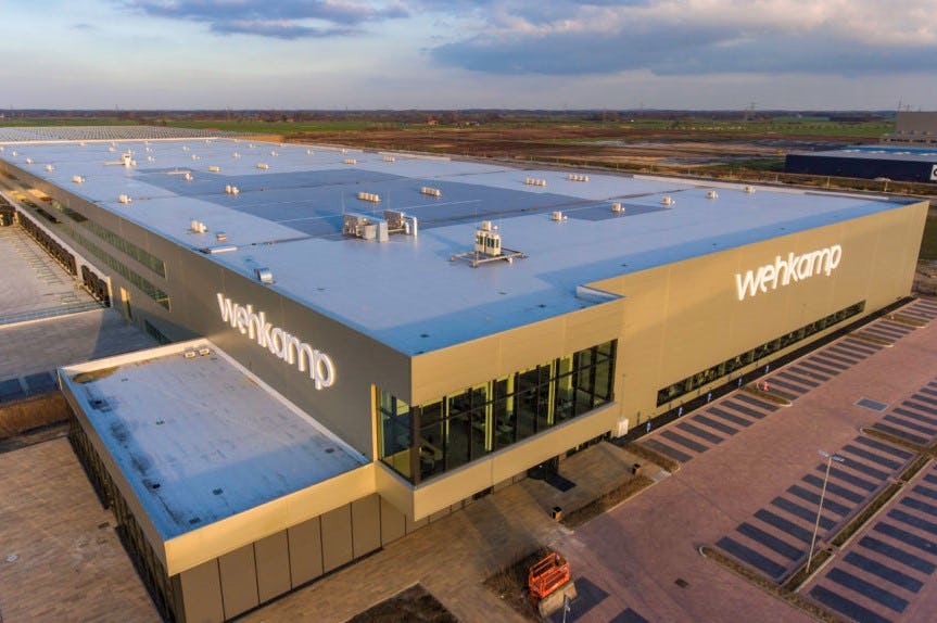 Veel daken van WDP-warehouses zoals hier in Zwolle liggen al vol met zonnepanelen