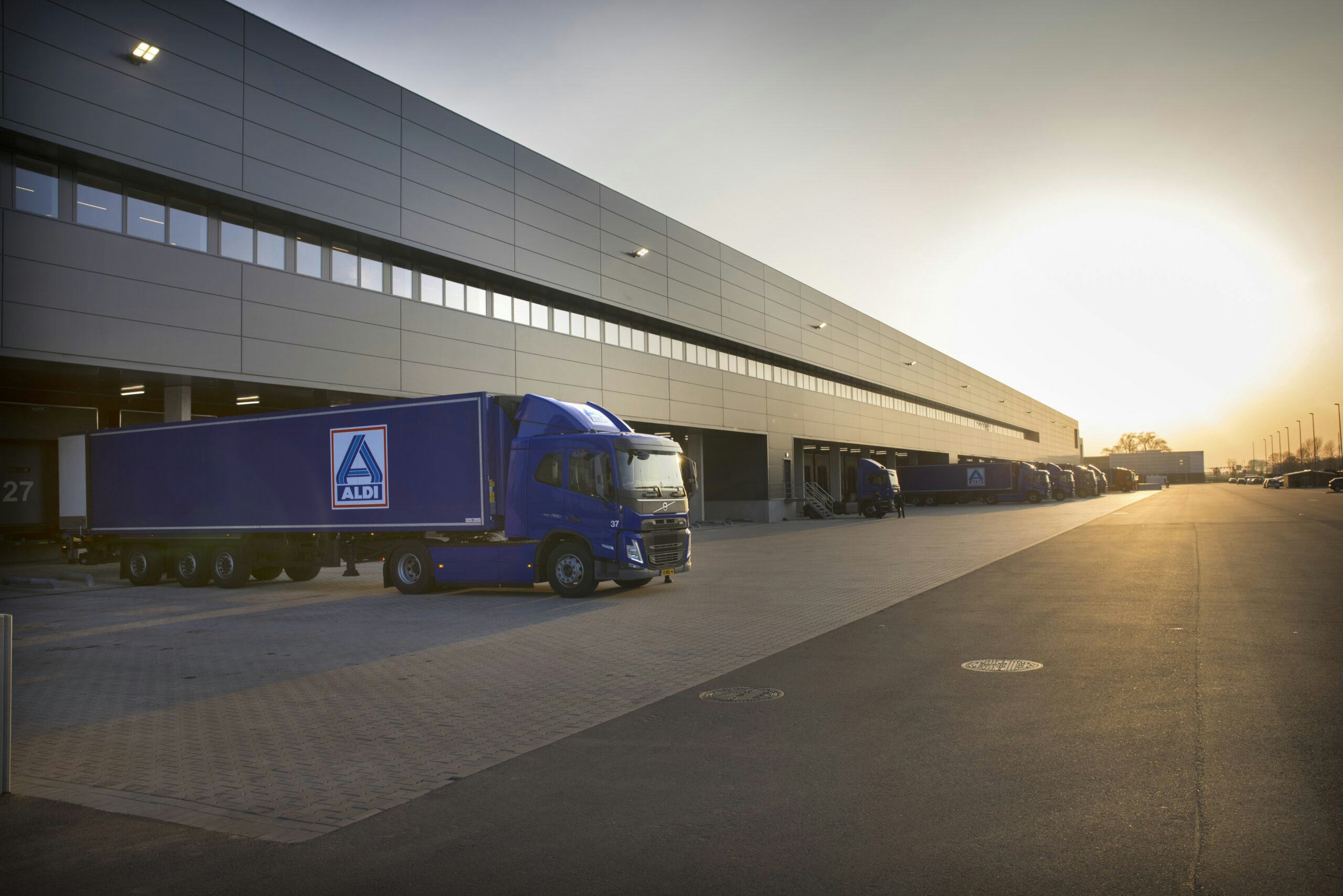 Aldi's distributiecentrum in Deventer. Foto's: Koos Groenewold