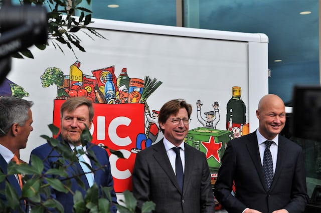 Koning Willem-Alexander met Picnic oprichters v.l.n.r. Michiel Muller, Frederik Nieuwenhuys en Joris Beckers