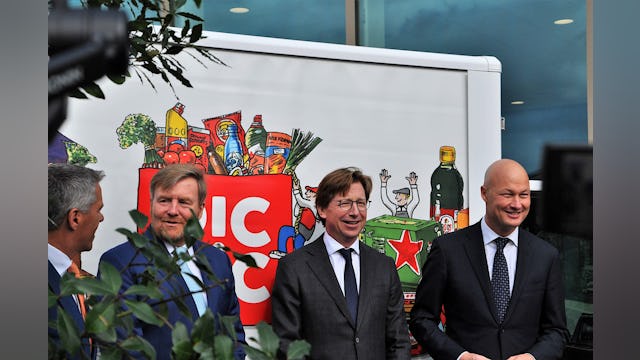 Koning Willem-Alexander met Picnic oprichters v.l.n.r. Michiel Muller, Frederik Nieuwenhuys en Joris Beckers