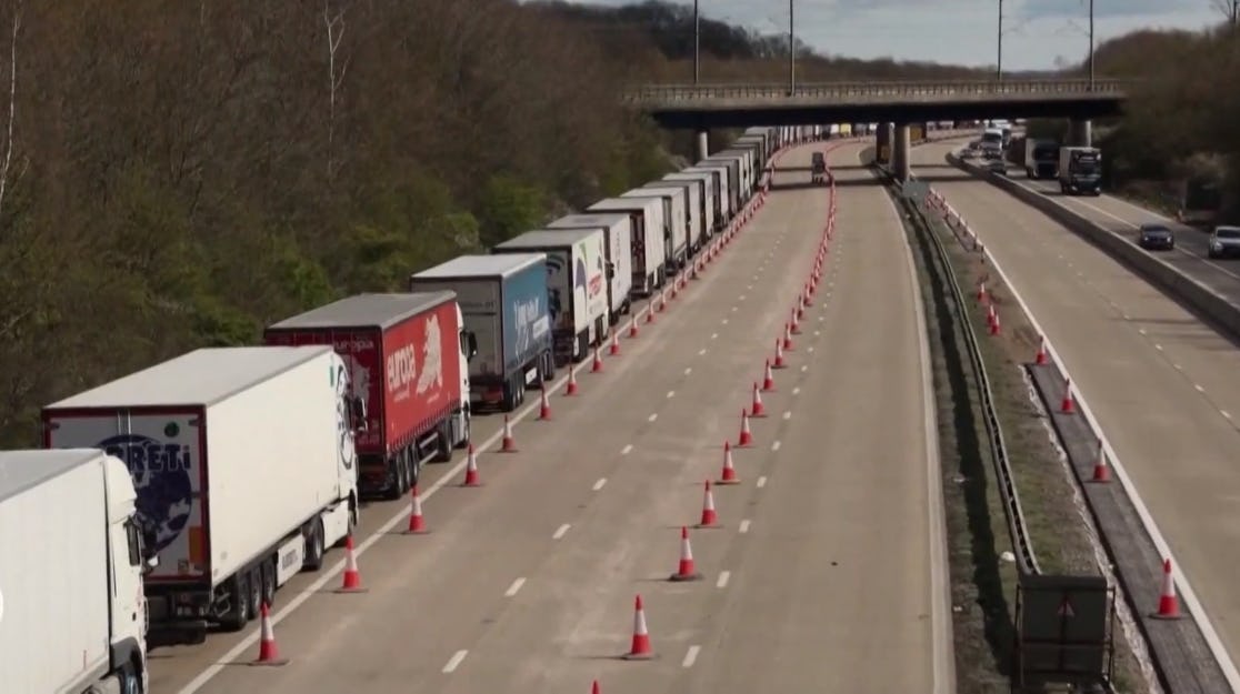 Vrachtwagens in monsterfile bij Dover