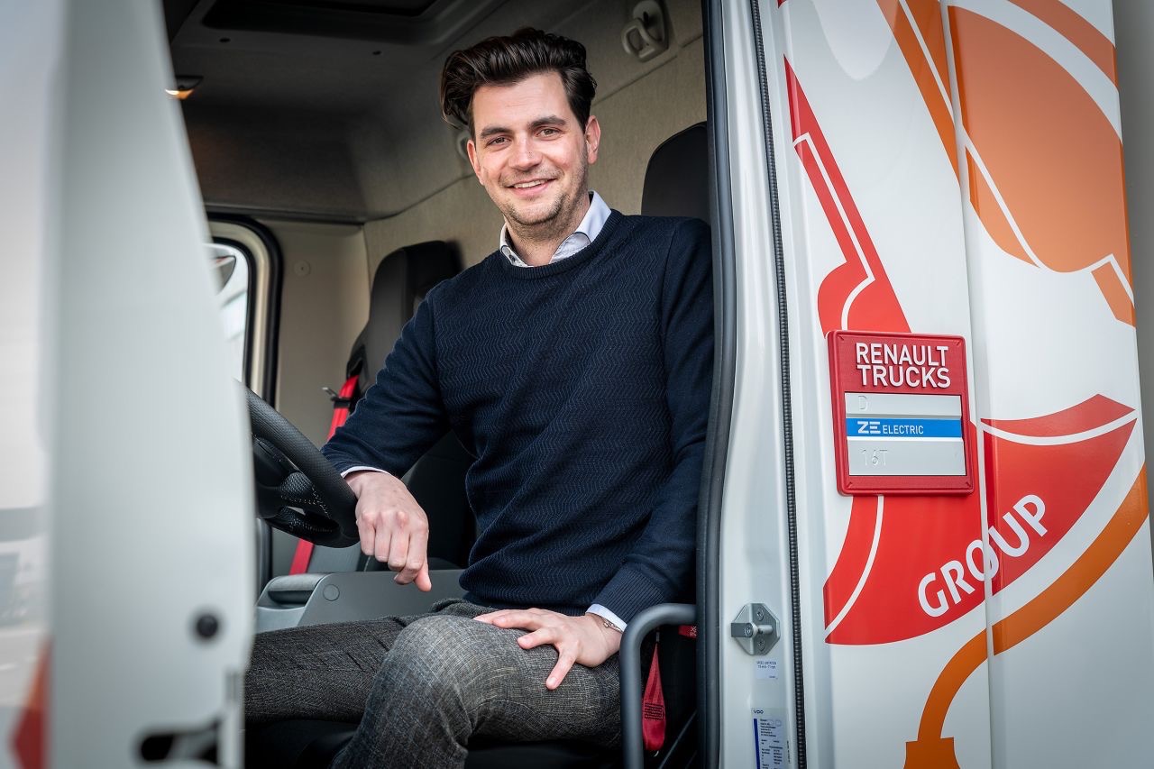 William Veneboer in de nieuwe elektrische Renault bakwagen