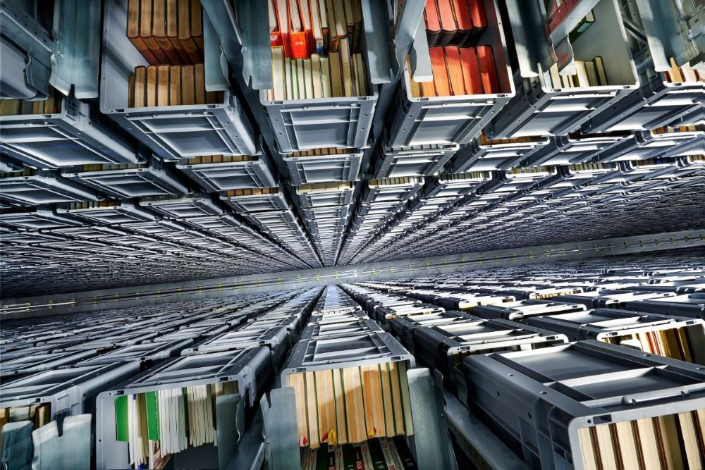 De Koninklijke Bibliotheek werkt samen met het Rijksvastgoedbedrijf aan de realisatie van een nieuw geautomatiseed boekenmagazijn in de gemeente Midden-Delfland. De Speicherbibliothek (foto) in het Zwitserse Büron heeft al een gerobotiseerd magazijn.