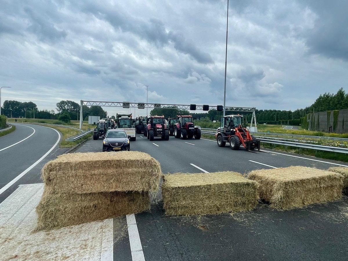 Boeren blokkeren met tractoren en strobalen de A2 bij Best, foto: Twitter 