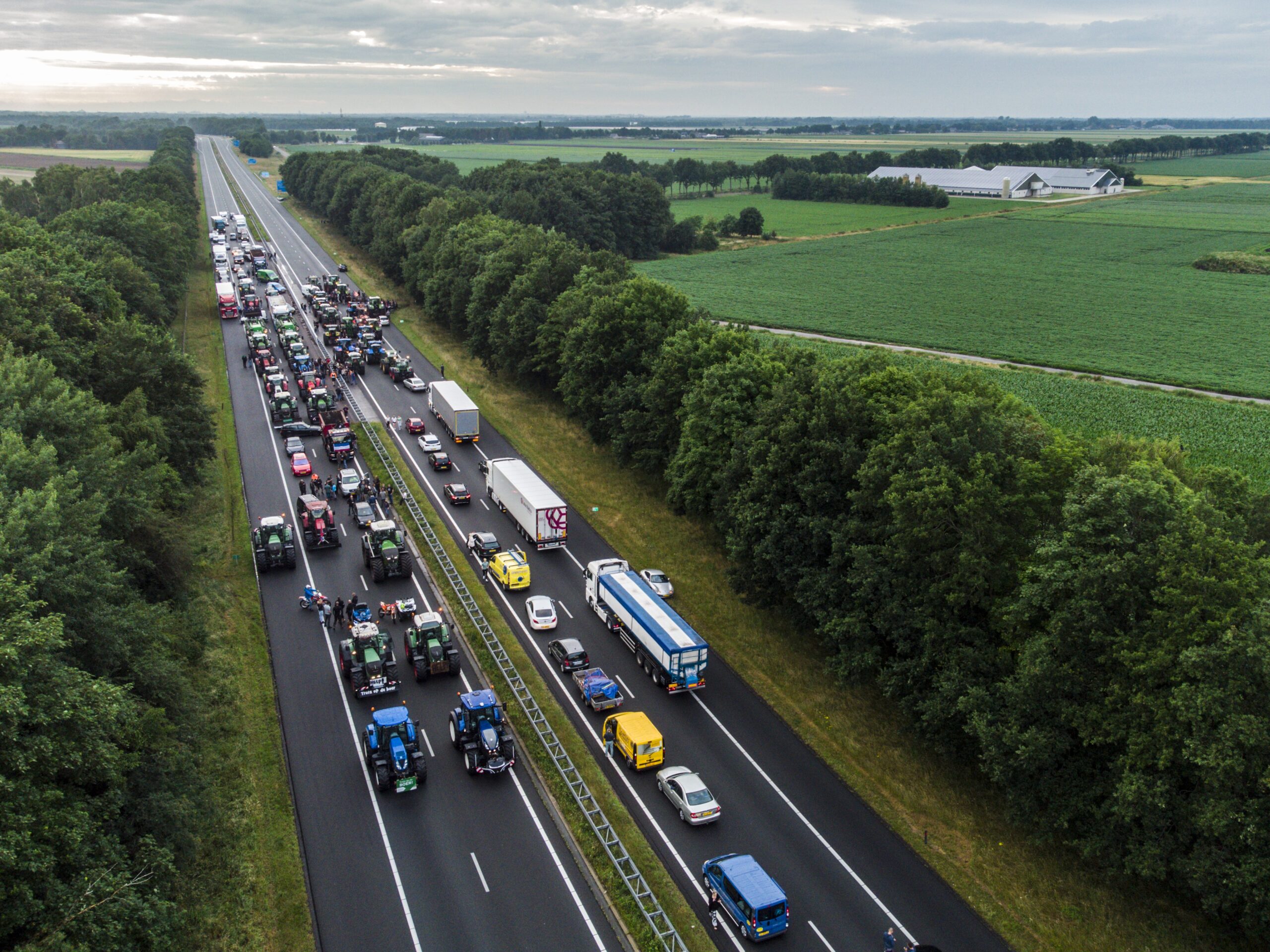 Een groep boeren blokkeert een grensovergang naar Duitsland op de A37. Wegtransporteurs en logistiek dienstverleners zeggen steeds meer hinder te ondervinden van de snelwegblokkades van de boze agrariërs die protesteren tegen het stikstofbeleid van de regering. 