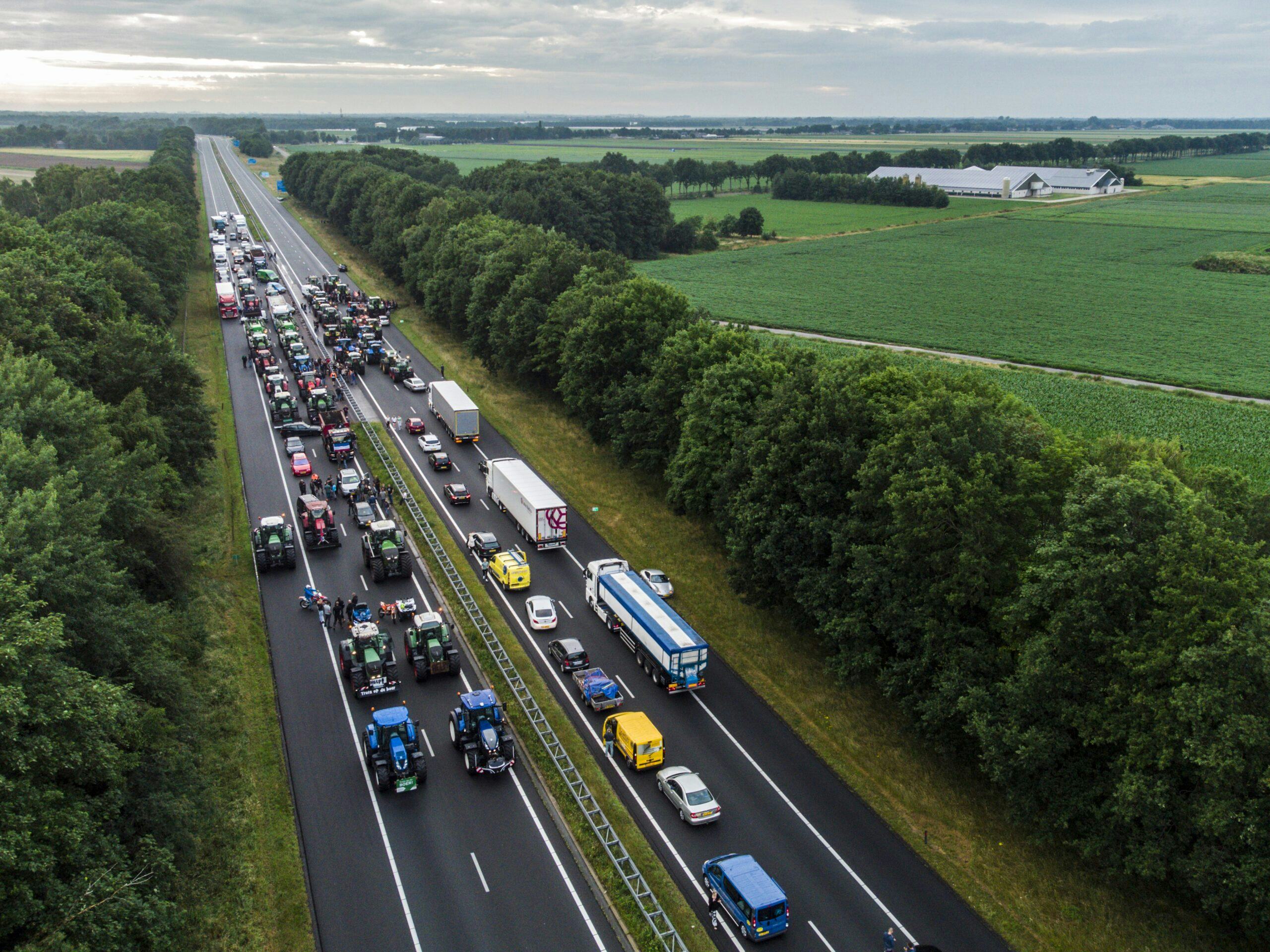 Een groep boeren blokkeert een grensovergang naar Duitsland op de A37. Wegtransporteurs en logistiek dienstverleners zeggen steeds meer hinder te ondervinden van de snelwegblokkades van de boze agrariërs die protesteren tegen het stikstofbeleid van de regering.