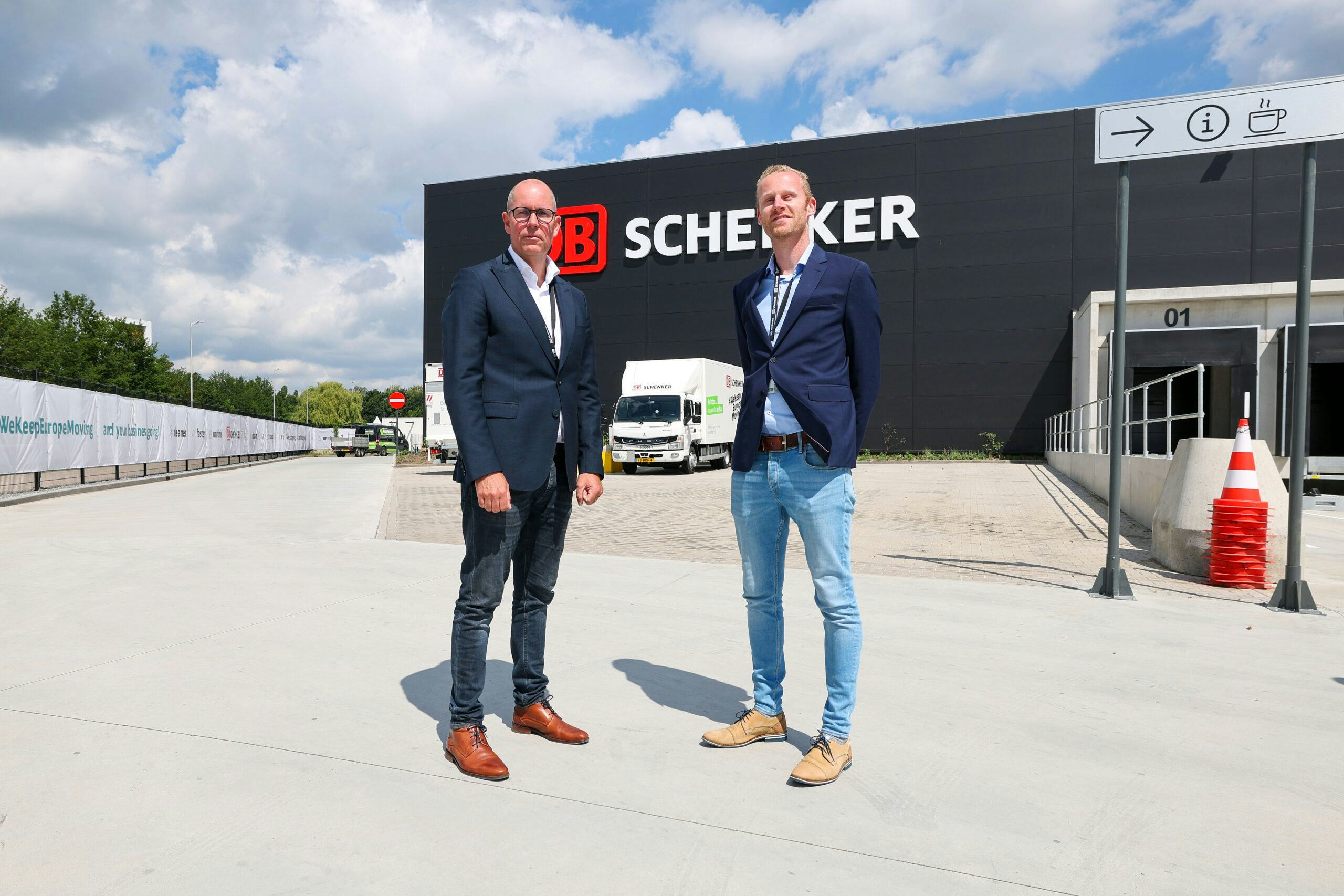 Pierre van Diesen, Vice President Land Transport van DB Schenker Benelux en Hanno Sterrenburg, Sustainability Manager bij DB Schenker Logistics Benelux