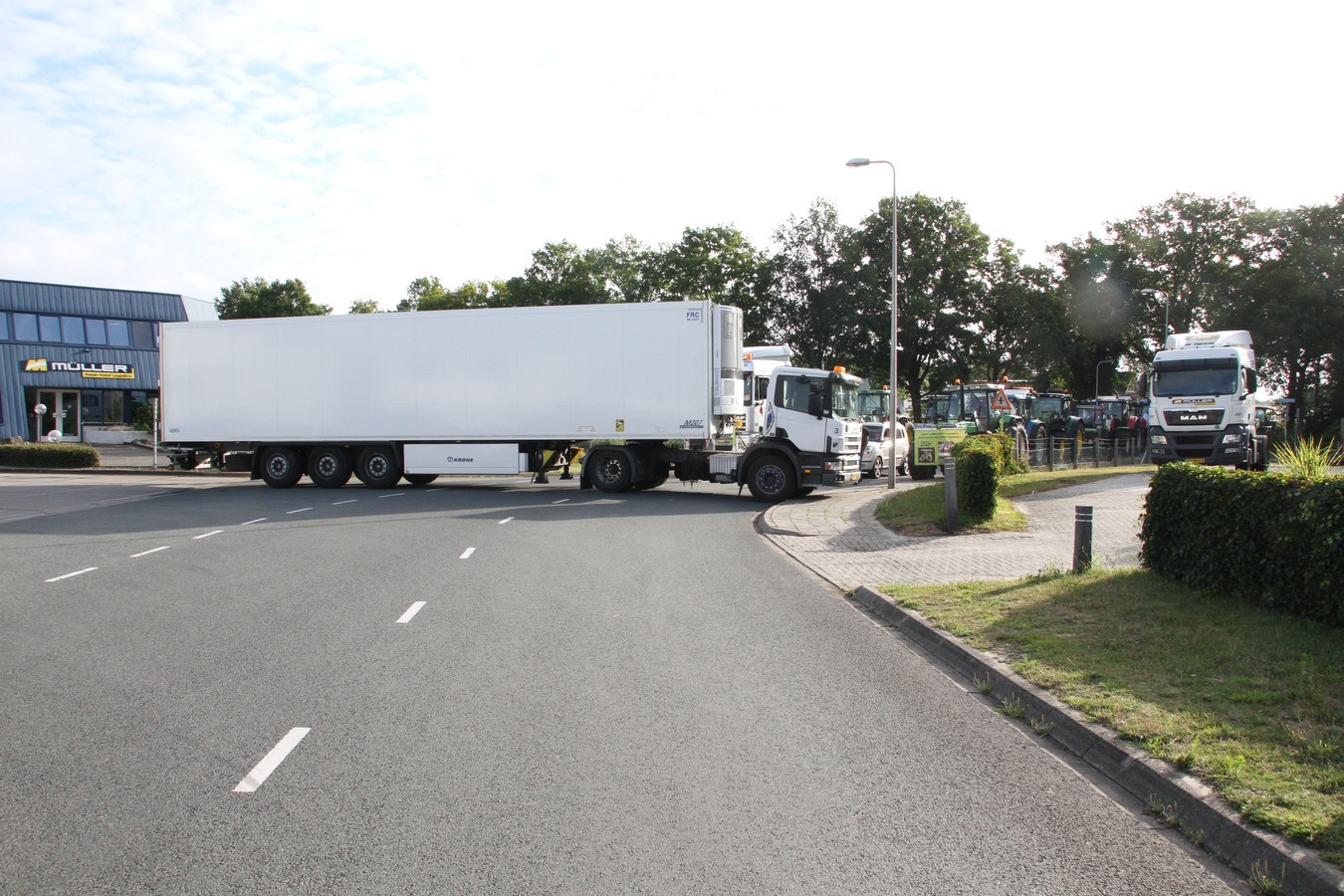 Een vrachtwagen van Müller blokkeerde vanochtend de weg voor actievoerende boeren. © News United / Jan Willem Klein Horstman