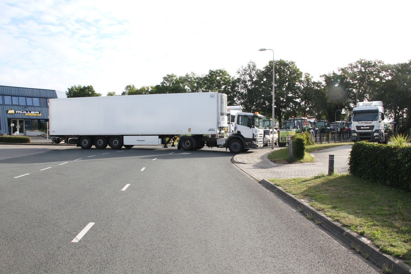 Een vrachtwagen van Müller blokkeerde vanochtend de weg voor actievoerende boeren. © News United / Jan Willem Klein Horstman