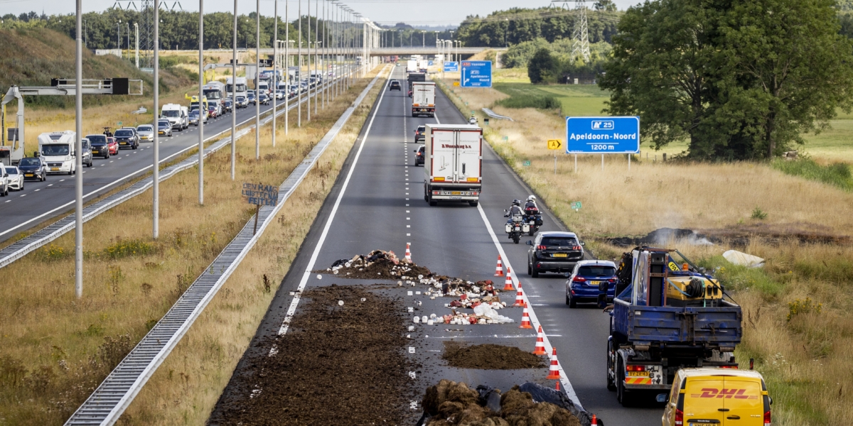 APELDOORN - Voertuigen rijden langs mest en ander puin dat door boeren op de A50 gedumpt is. Boerenactivisten demonstreren op meerdere plekken in het land tegen het stikstofbeleid van het kabinet. ANP SEM VAN DER WAL