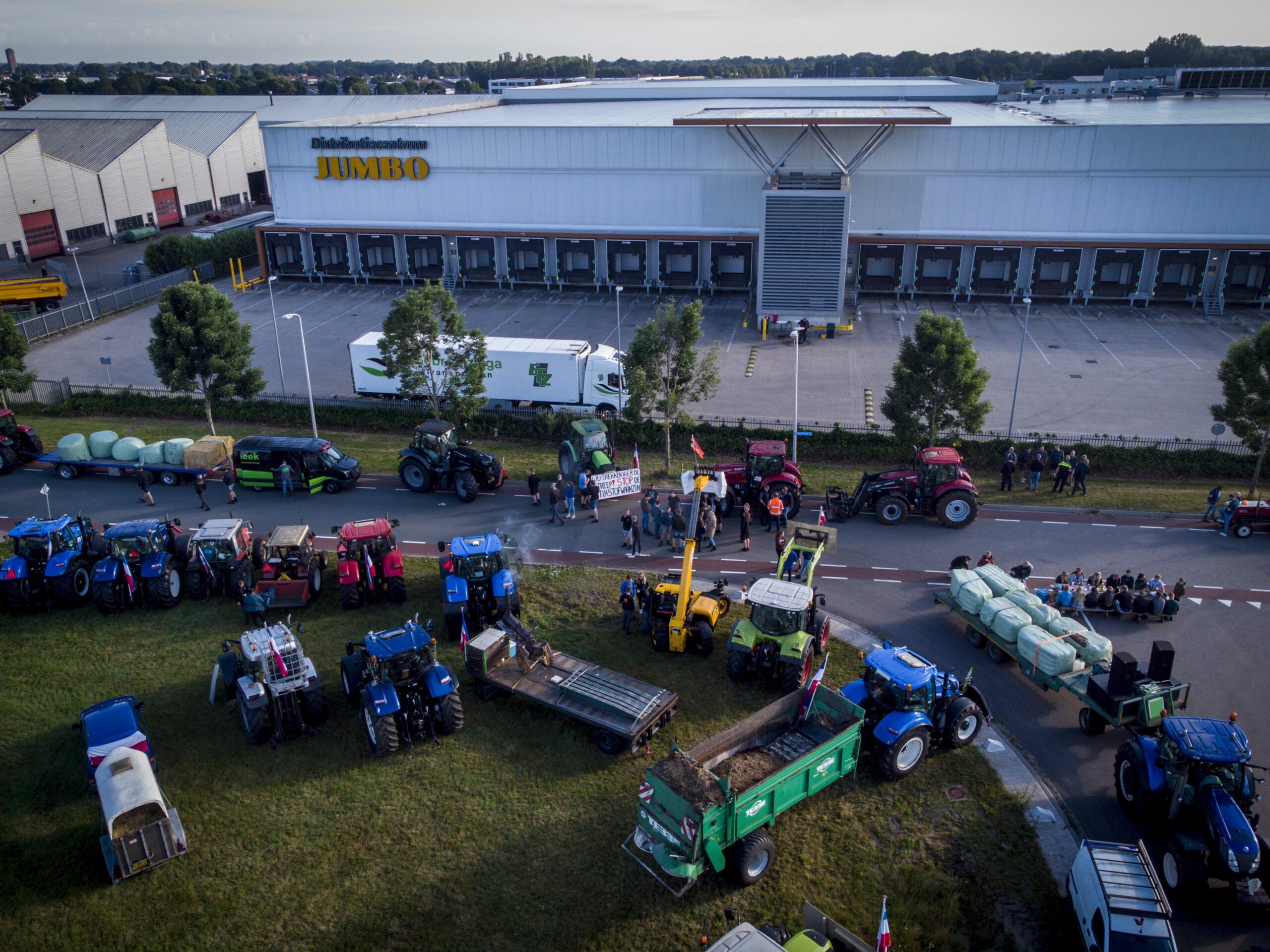 Dronefoto van boeren die het verdeelcentrum van Jumbo in Raalte hebben geblokkeerd. De protestactie van de boeren is gericht tegen de stikstofplannen van het kabinet. Foto: ANP