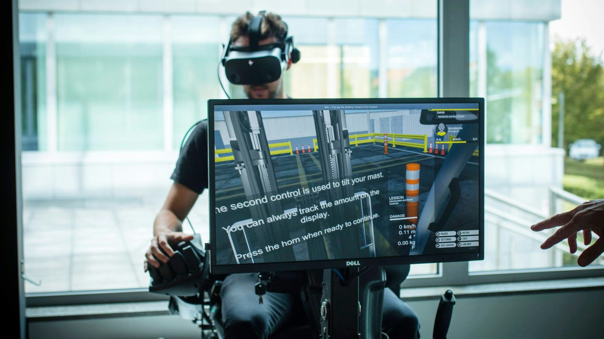 Heftruckchauffeurs krijgen opleiding met VR bril