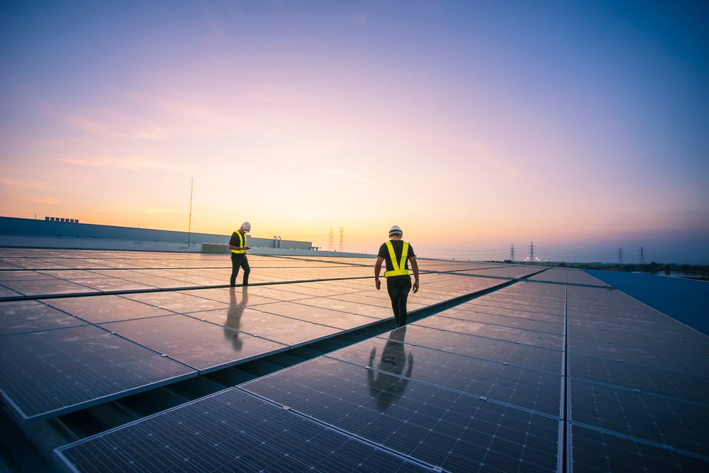 De regering heeft eerder dit jaar al laten weten dat het plaatsen van zonnepanelen op nieuwbouwpanden voor bedrijven vanaf 2025 verplicht wordt.