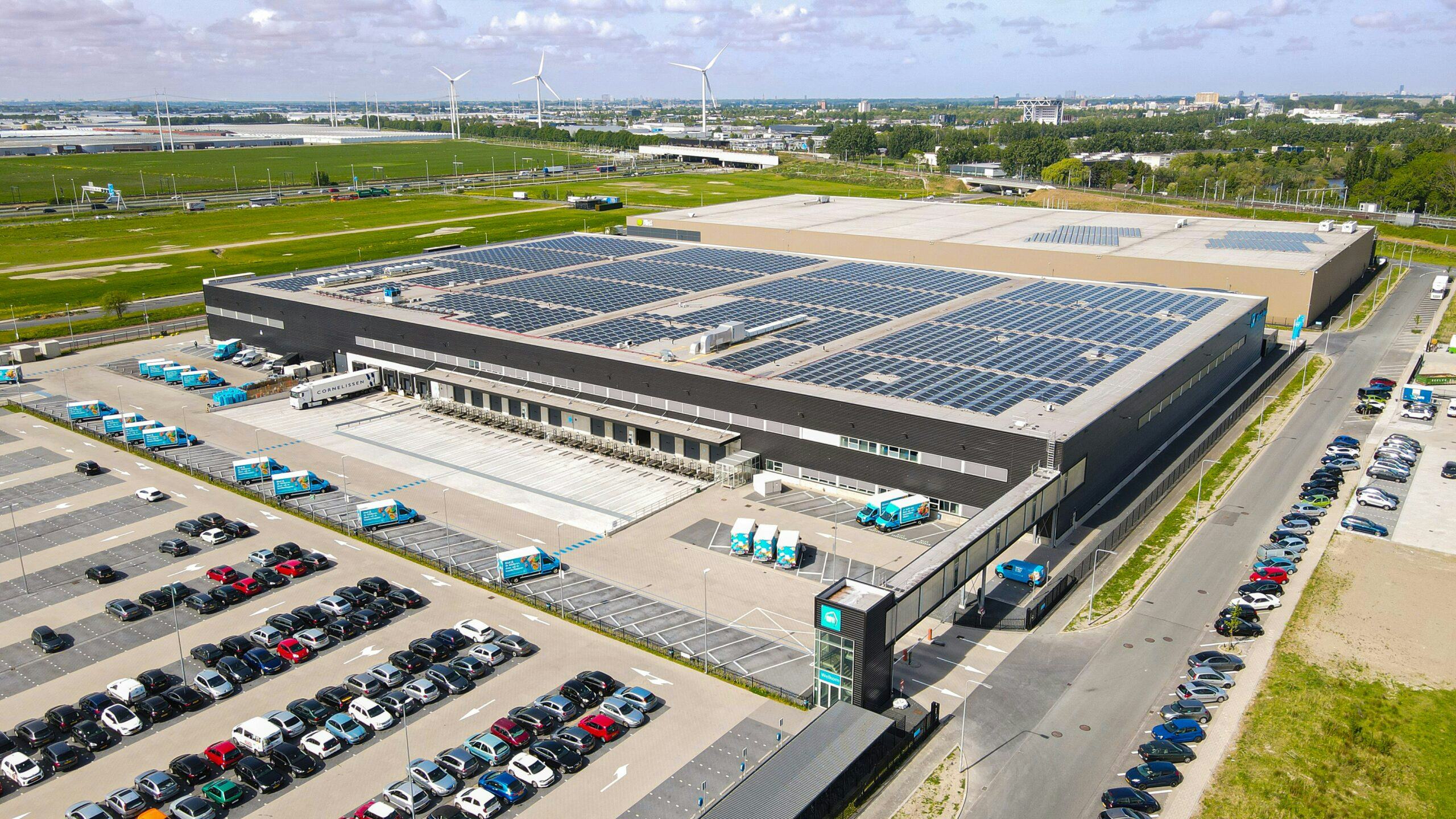 Dak distributiecentrum AH  Bleiswijk voorzien van duizenden zonnepanelen