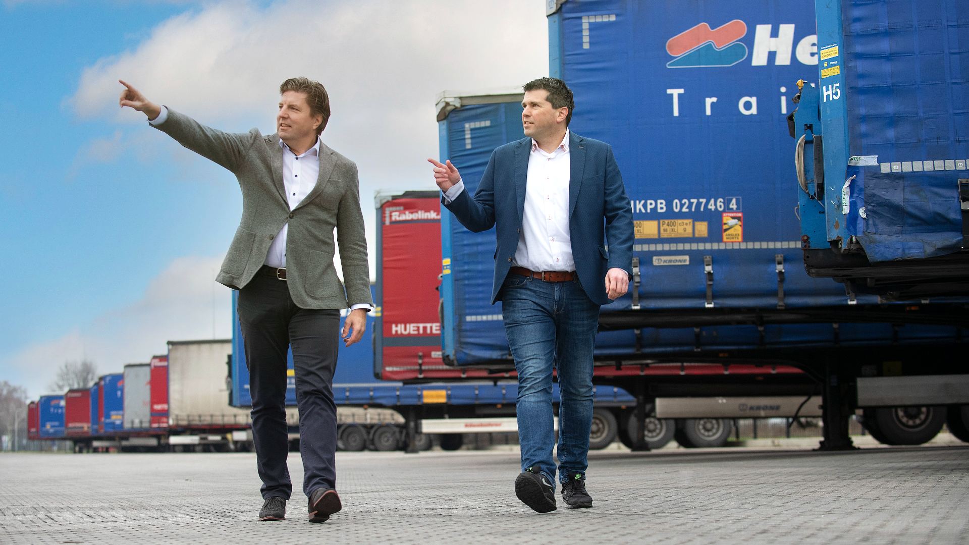 Logistiek makelaars Mark Luikens en Christiaan Zweers (rechts)