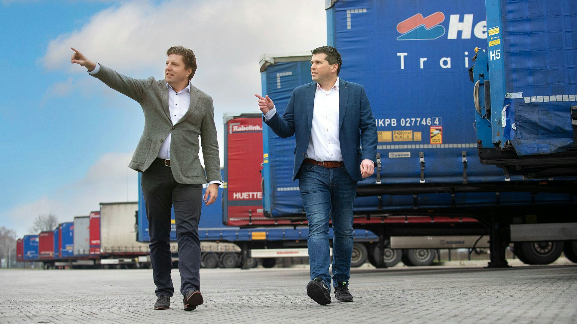 Logistiek makelaars Mark Luikens en Christiaan Zweers (rechts)