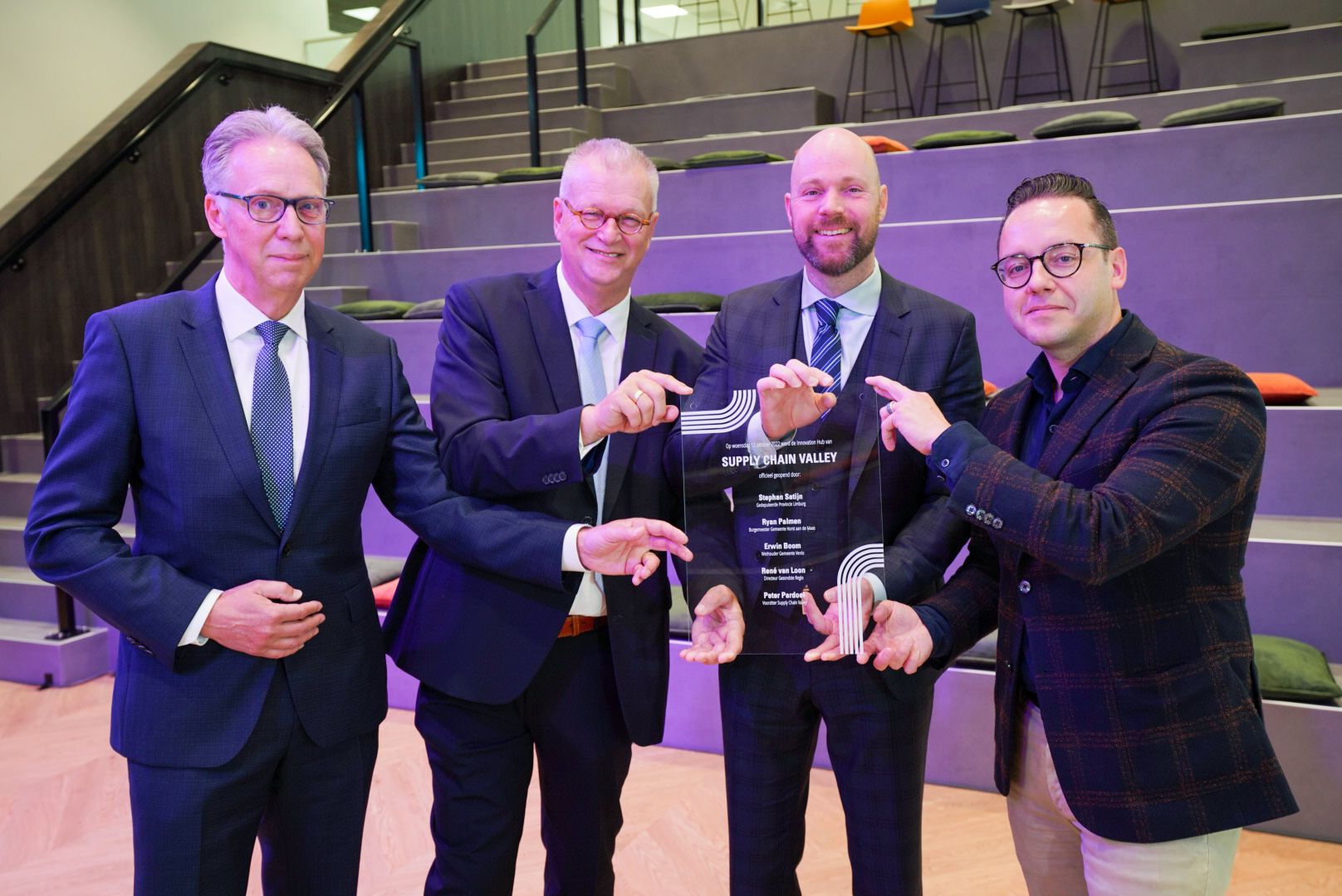 Afgelopen oktober werd Supply Chain Valley officieel geopend door (foto van links naar rechts): René van Loon (directeur Gezondste Regio), Peter Pardoel (voorzitter Supply Chain Valley), Ryan Palmen, burgemeester Gemeente Horst aan de Maas en Erwin Boom (wethouder Gemeente Venlo).