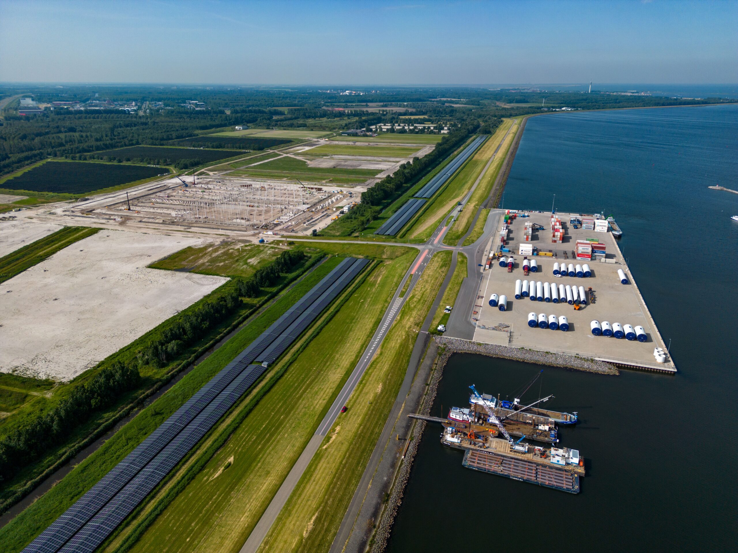 Tertiaire logistieke hotspots zoals Lelystad en Weert worden door de near- en reshoring trend populaire vestigingslocaties voor Europese retail en e-commercebedrijven, blijkt uit onderzoek van vastgoedadviseur JLL. Luchtfoto Flevokust Haven, het bedrijventerrein achter de containerhaven in Lelystad-Noord. 