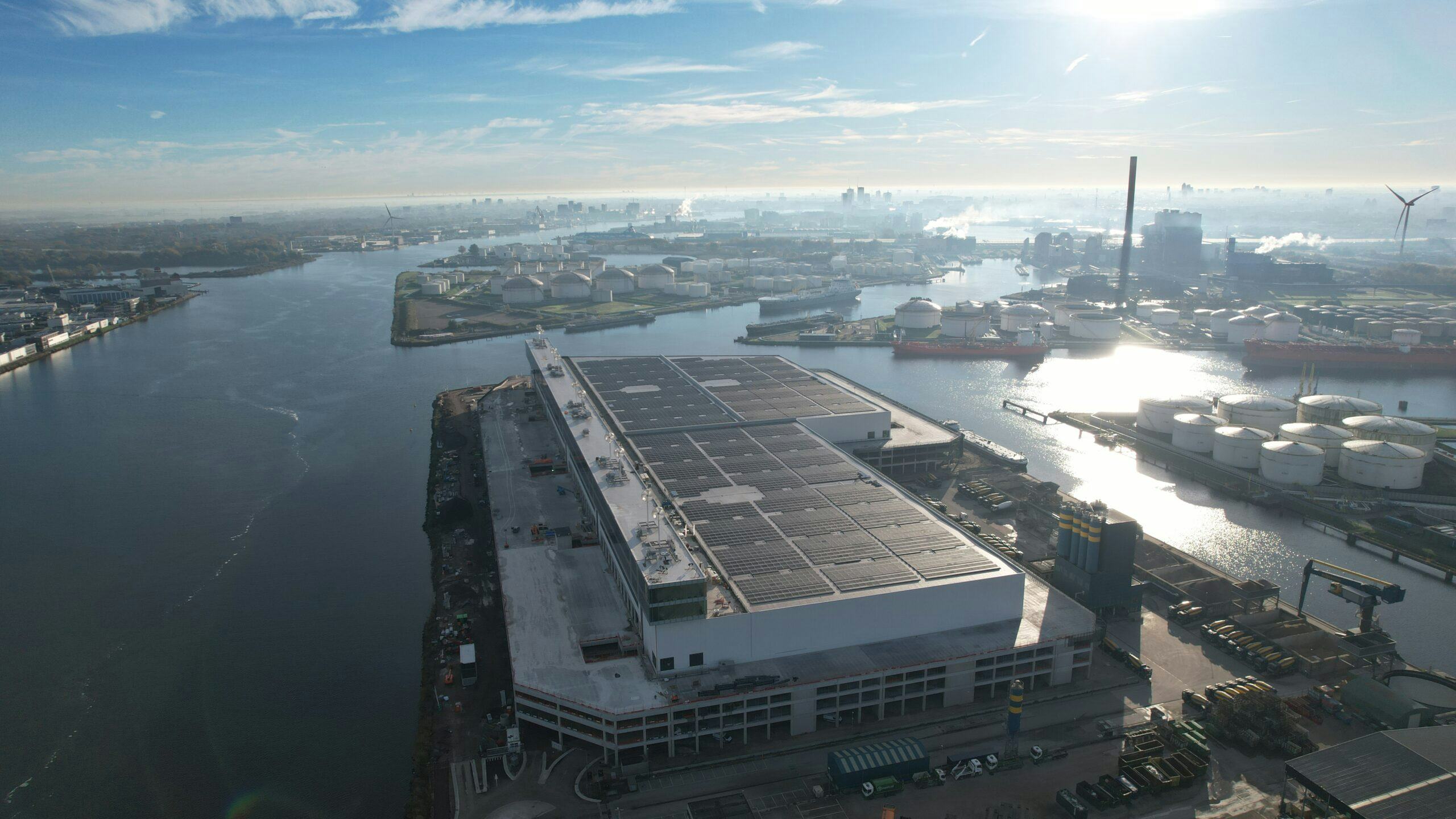 Onlangs werd de laatste van de in totaal 14.361 prefab bouwelementen in CTPark Amsterdam City getakeld. Daarmee is 's lands eerste XXL-stadshub open voor de verhuur. Het complex  in het Westelijk Havengebied van Amsterdam gaat begin 2023 open.