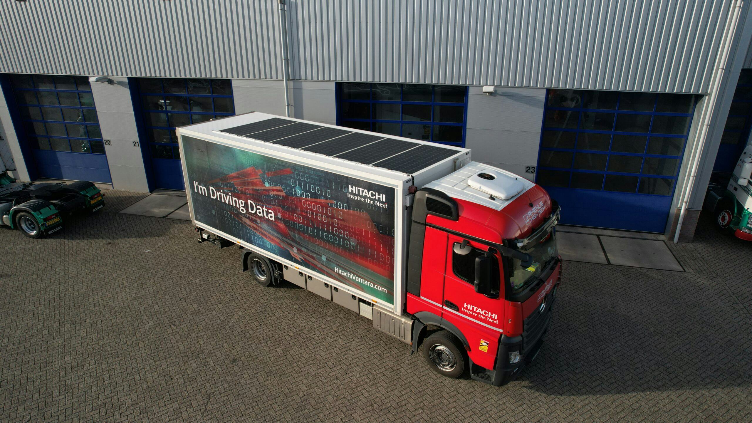 Hitachi rijdt samen met Rhenus met zonnepanelen op trucks