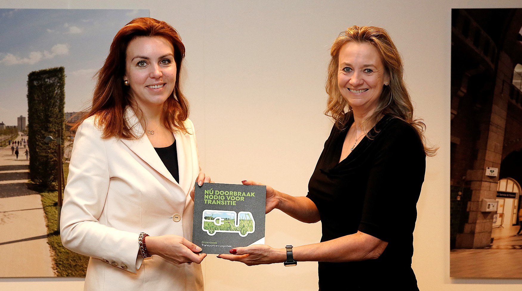 Staatsecretaris Vivianne Heijnen (ministerie Infrastructuur en Waterstaat) en TLN-bestuursvoorzitter Elisabeth Post (rechts)