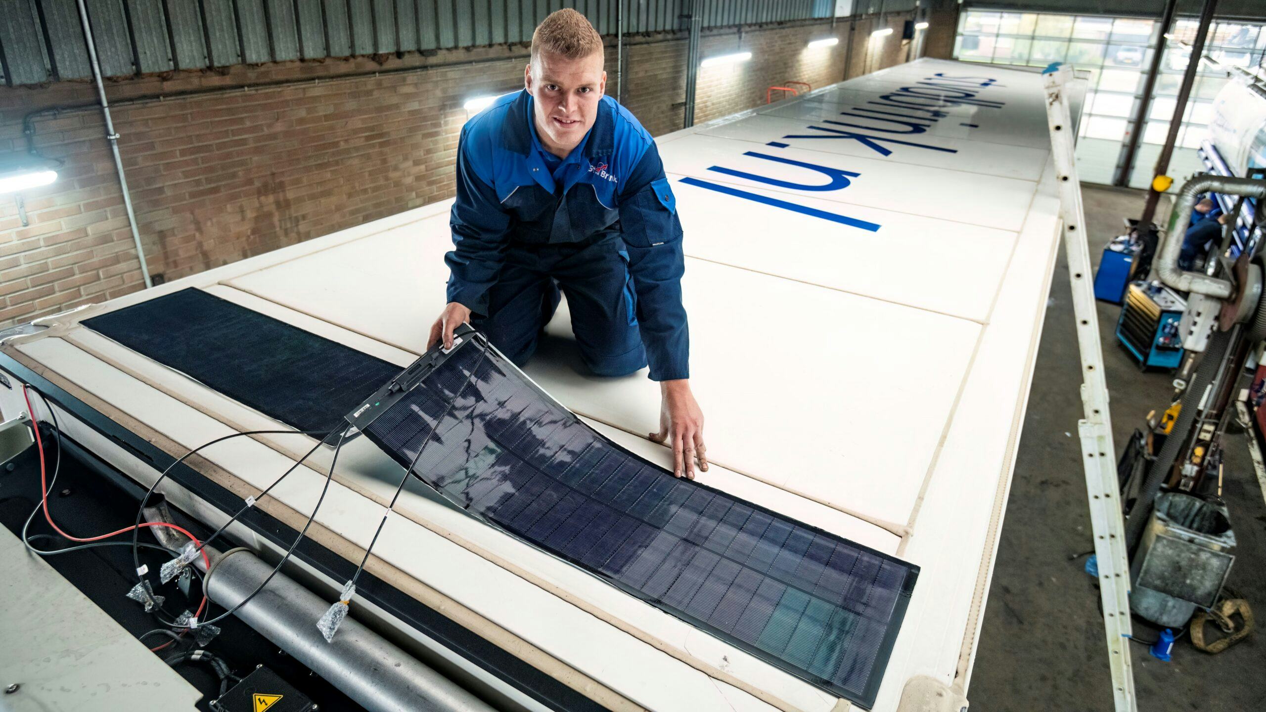 St vd Brink start pilot met zonnepanelen op vrachtwagens