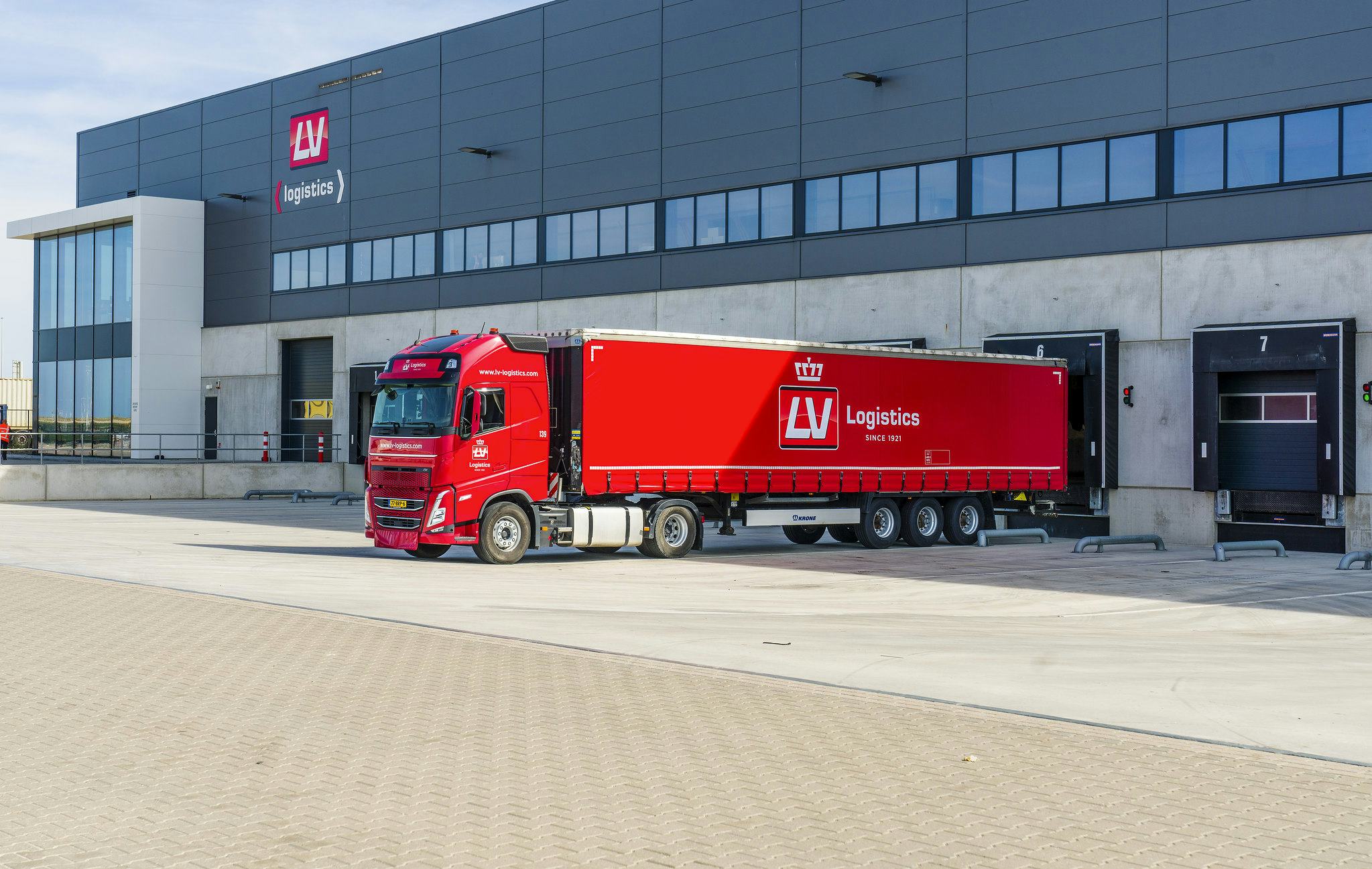 Royal Dutch LV Logistics is een full-service logistiek dienstverlener met services op het gebied van Air & Ocean freight, wegtransport, ferry- en containertransport, warehousing en customs.