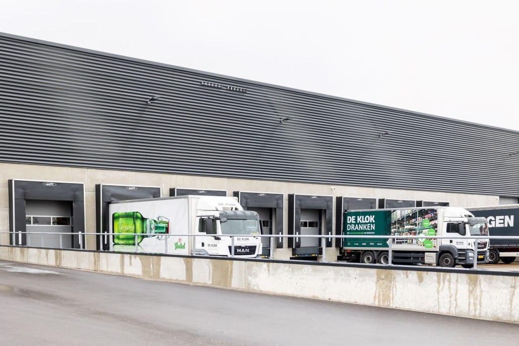 Het nieuwe distributiecentrum van drankengroothandel De Klok Dranken is gevestigd in Almere. Met het dc versterkt het bedrijf zijn positie in de Randstad en met name de regio Amsterdam. Foto's: DonkerVeenstra