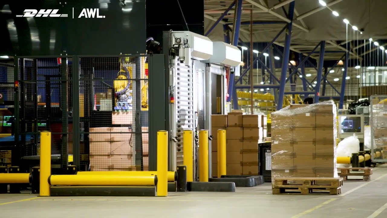 Deze robot verwerkt bij DHL Parcel 800 pakketten per uur
