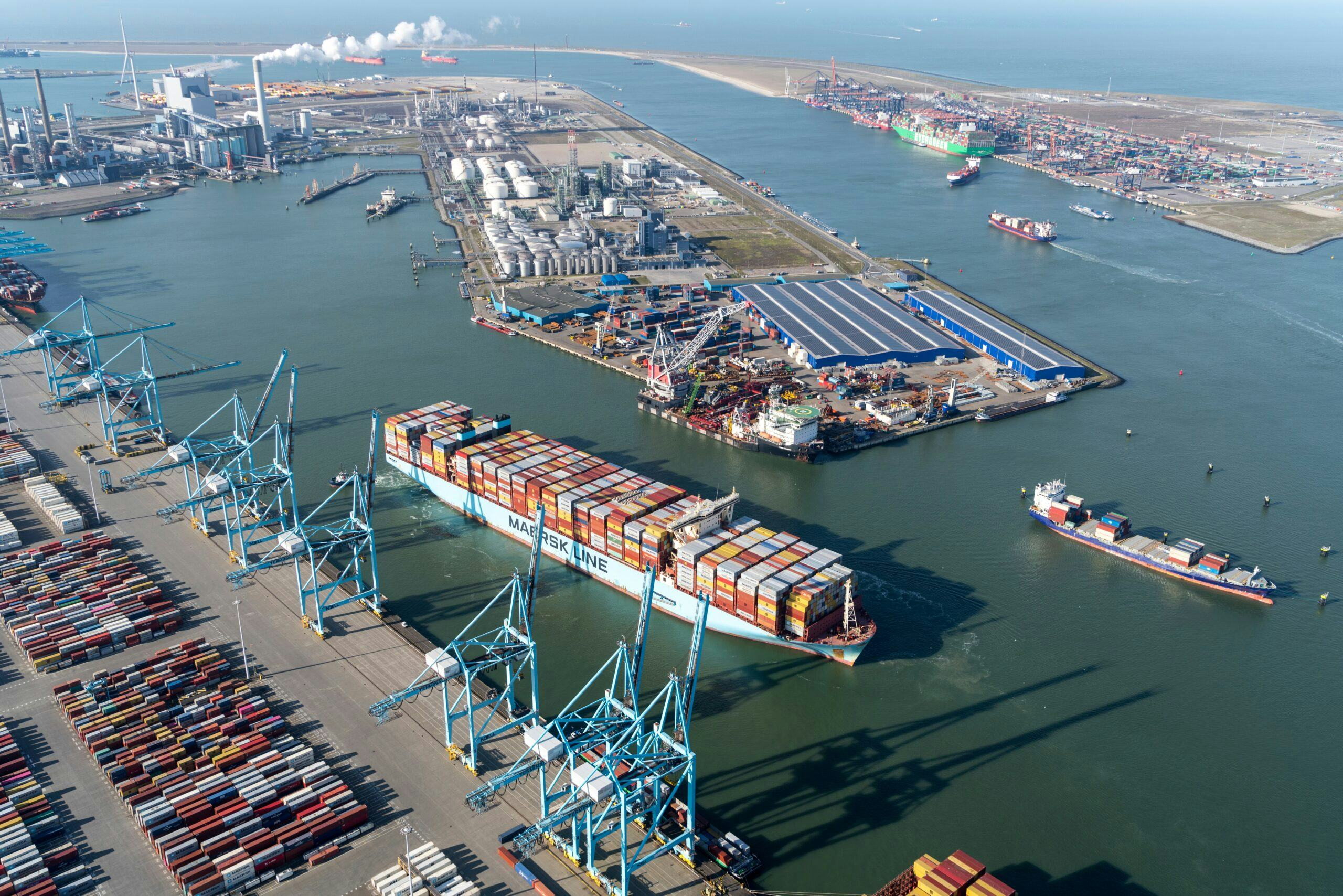 Binnenkomst van de Moscow Maersk op de Maasvlakte in Rotterdam vorig jaar februari. Dit mega-containerschip dat Maersk in 2017 in de vaart nam, heeft een capaciteit van 19.630 teu.