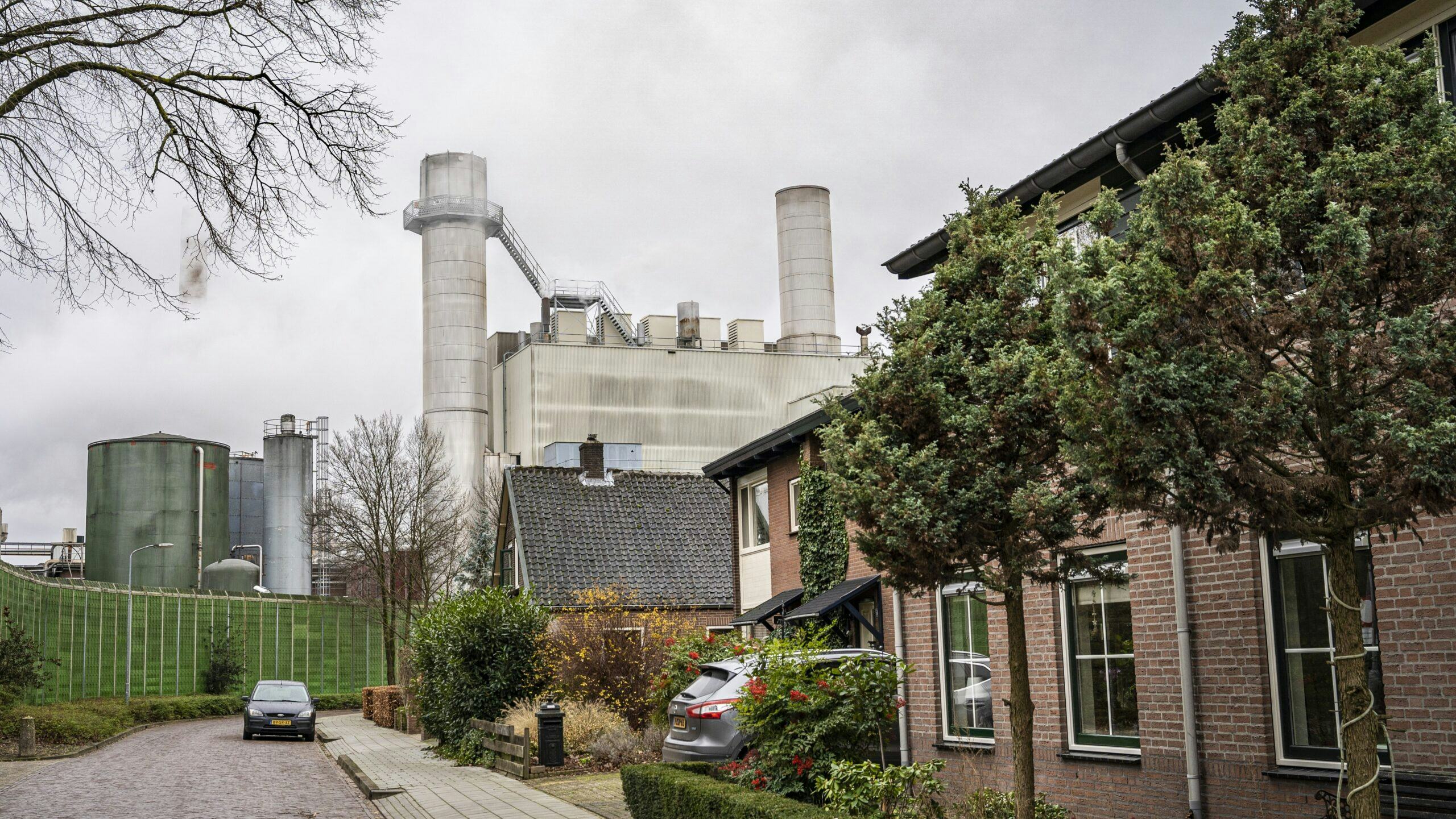 In het Gelderse Eerbeek zijn drie grote papier-kartonfabrieken gevestigd, waaronder die van DS Smith Packaging & Recycling. Met een nieuw Logistiek Centrum Eerbeek (LCE) willen de papierfabrieken samen met Schotpoort Logistics een centraal magazijn bouwen om de leefbaarheid in het dorp te vergroten. Foto: ANP