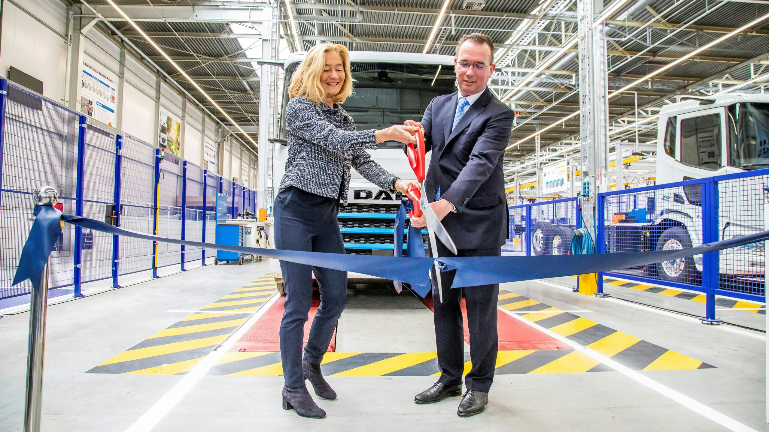 De nieuwe e-truckfabriek is geopend door Micky Adriaansens, minister van Economische Zaken en Klimaat en Harald Seidel, president-directeur van DAF Trucks.