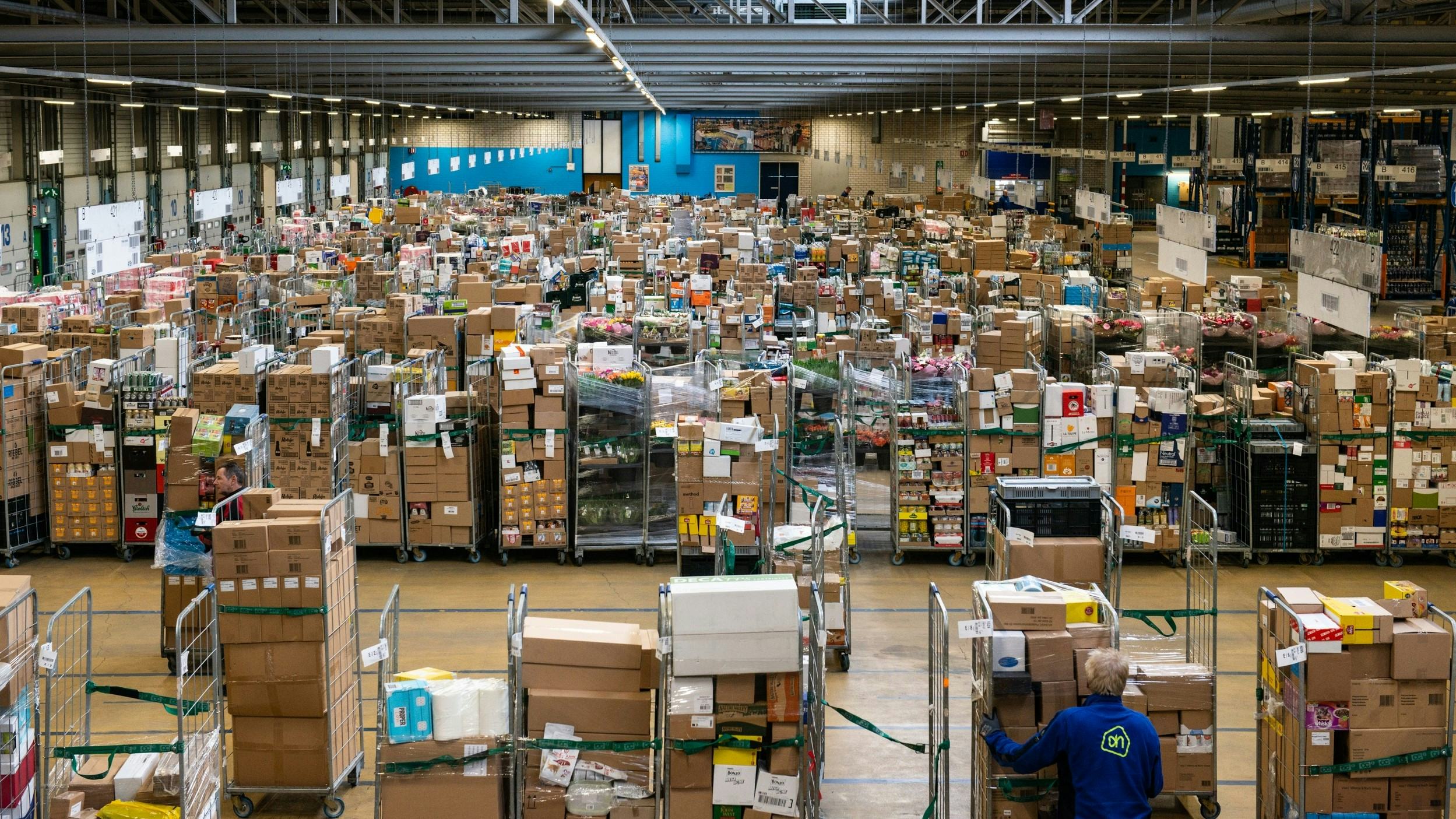 Vakbonden trekken aan de bel bij AH om hoge werkdruk in dc's
