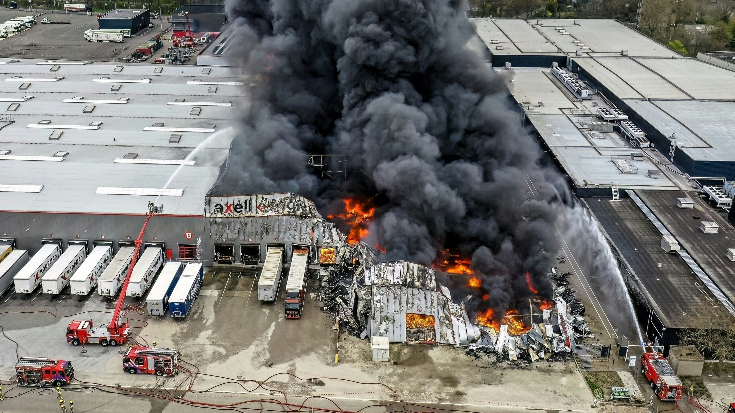 Verwoestende brand bij Axell Logistics in Etten-Leur
