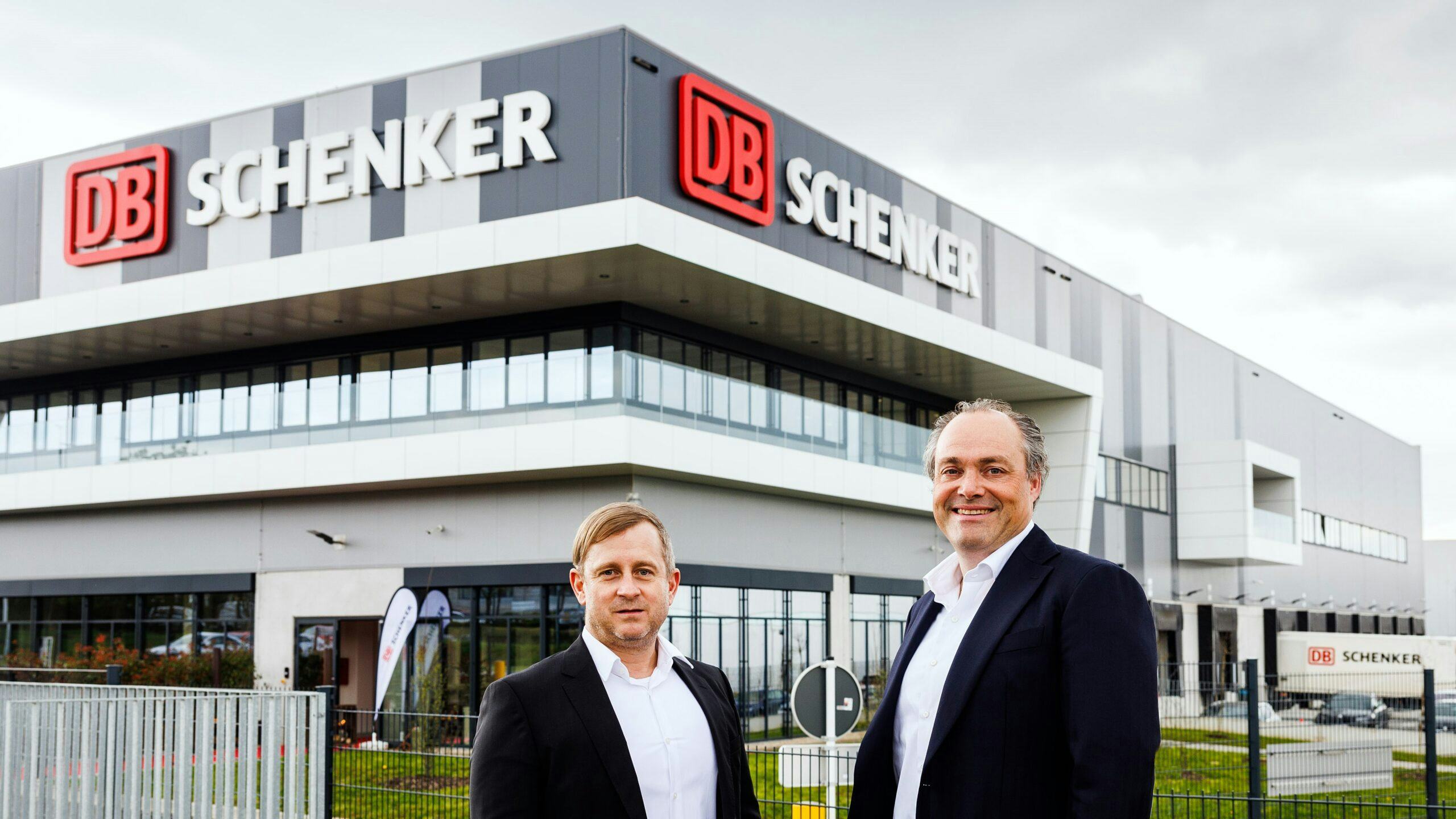 Matthias Kraus, managing director DB Schenker Luxemburg GmbH, en Jaap Bruining,
ceo DB Schenker Benelux, voor het nieuwe logistiek centrum in Contern.