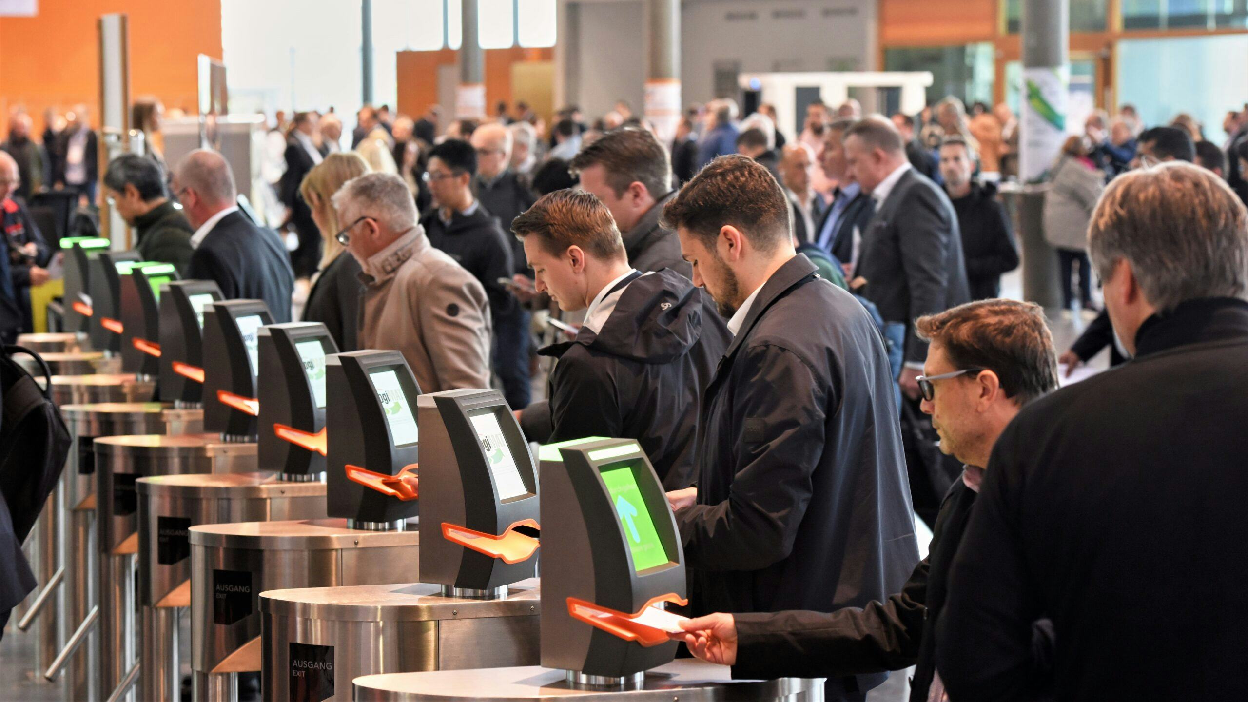 Record aantal bezoekers LogiMat zagen veel mensen en robots - VIDEO