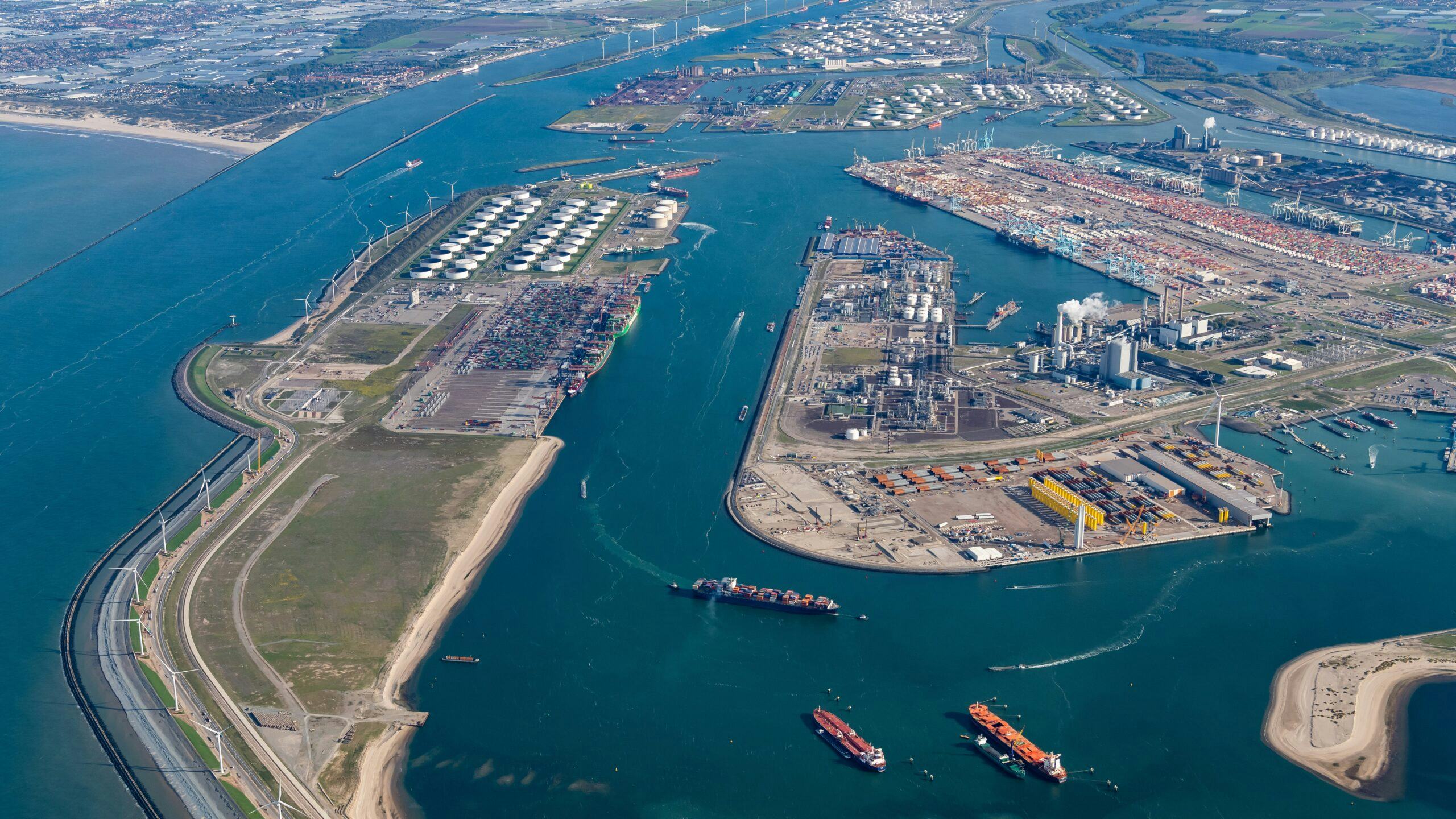 Containeroverslag Rotterdamse haven flink gedaald